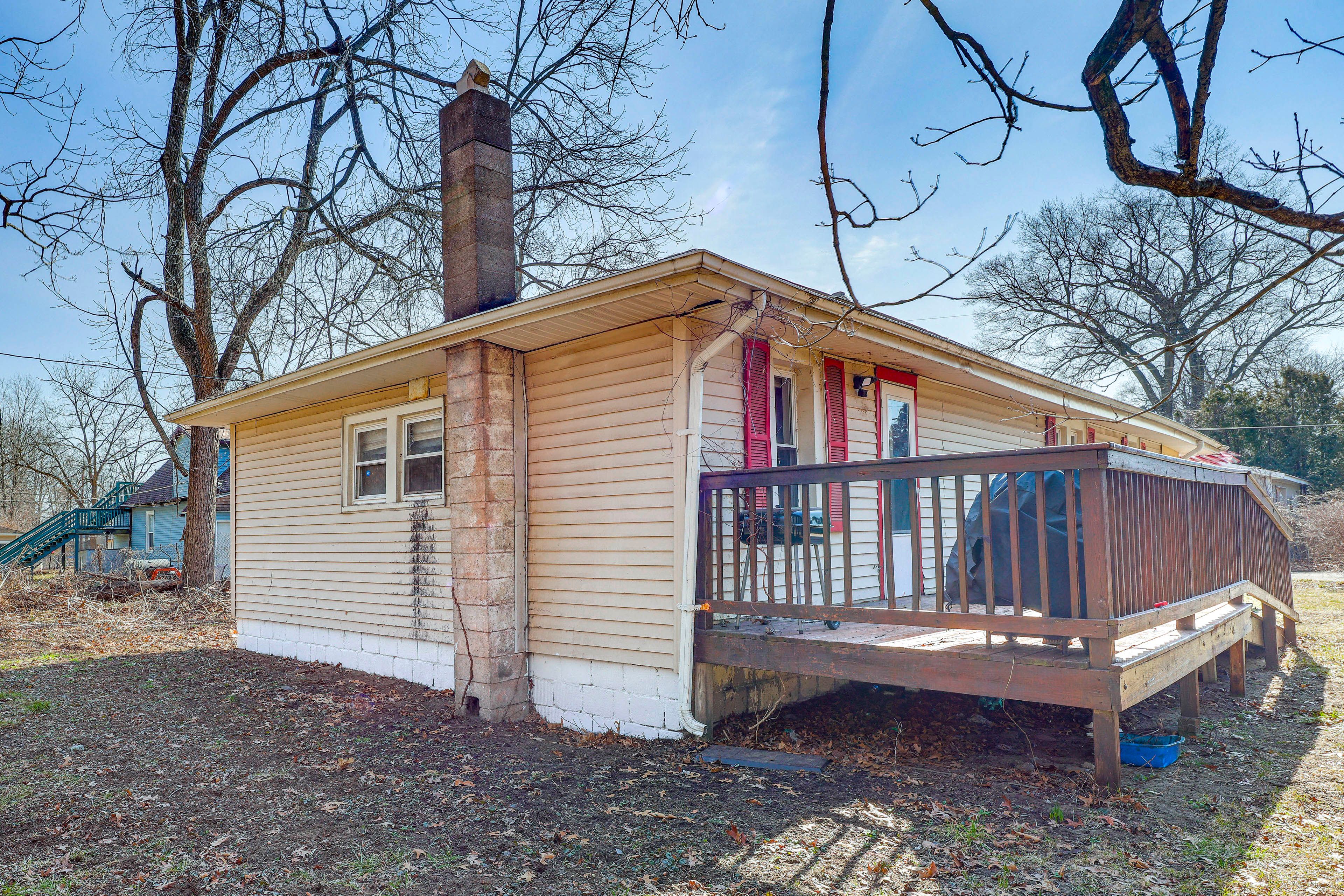 House Exterior | Deck | Picnic Table | Charcoal Grill