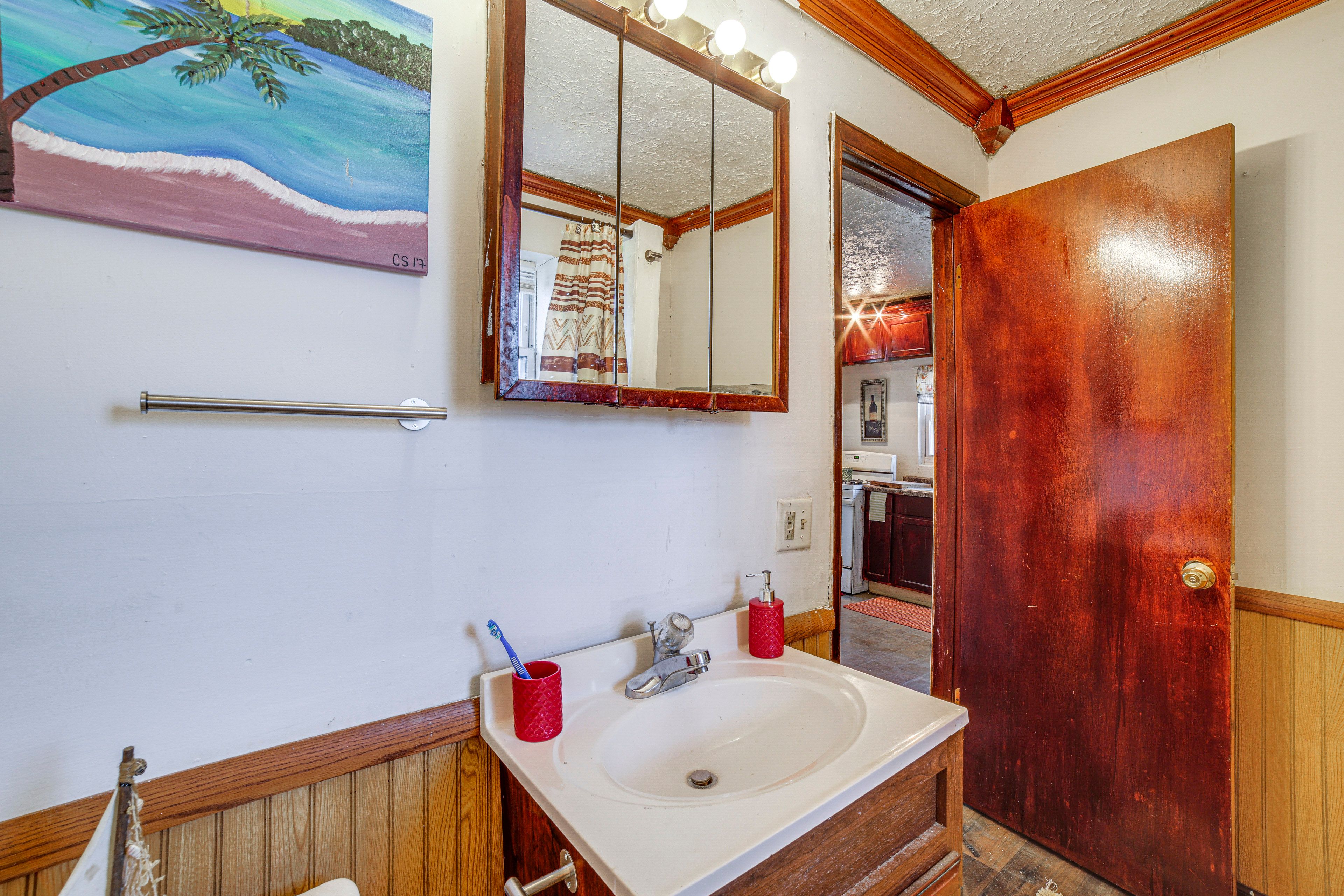Full Bathroom | Complimentary Toiletries | Towels Provided