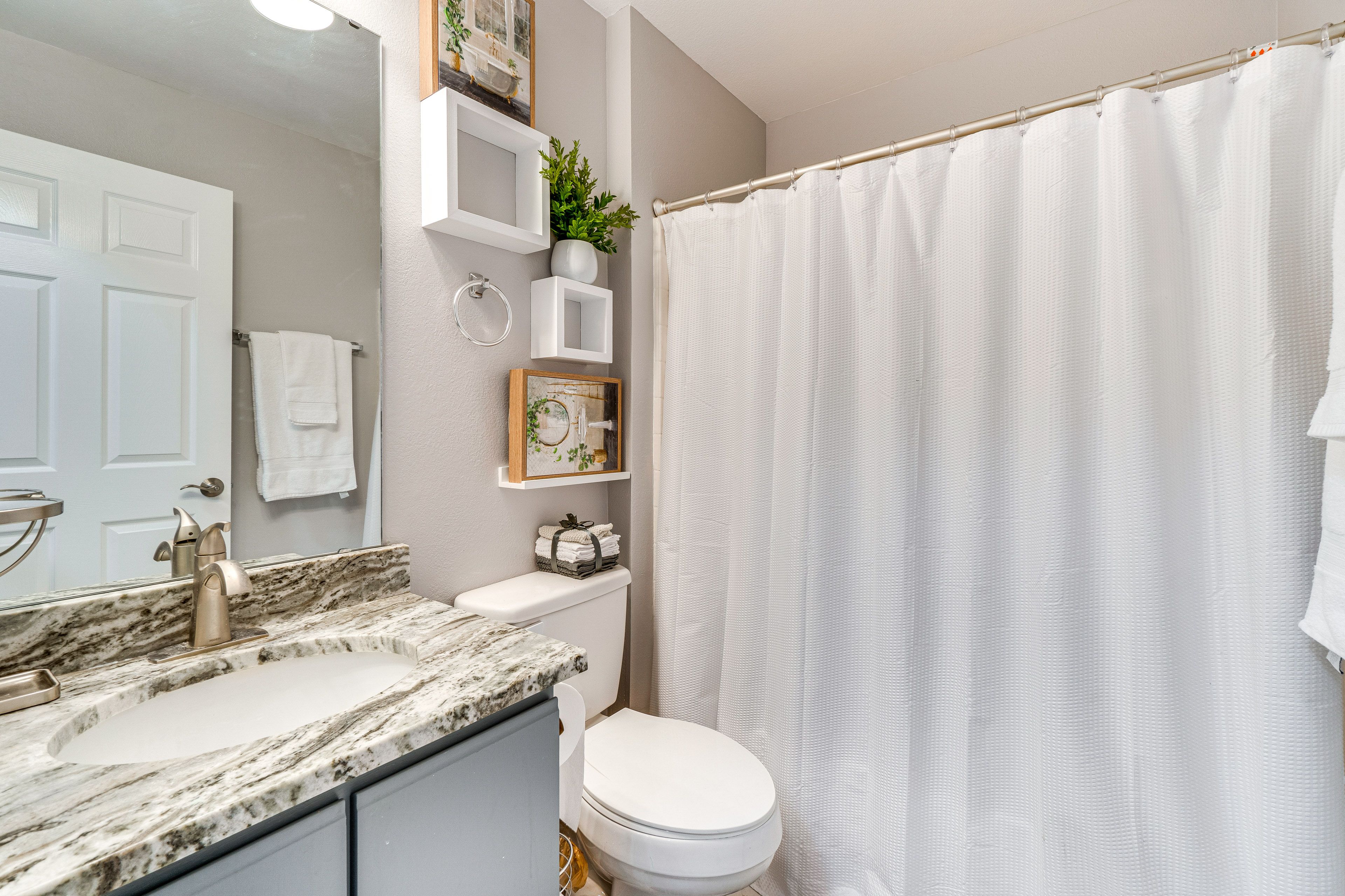 Full Bathroom | Shower/Tub Combo