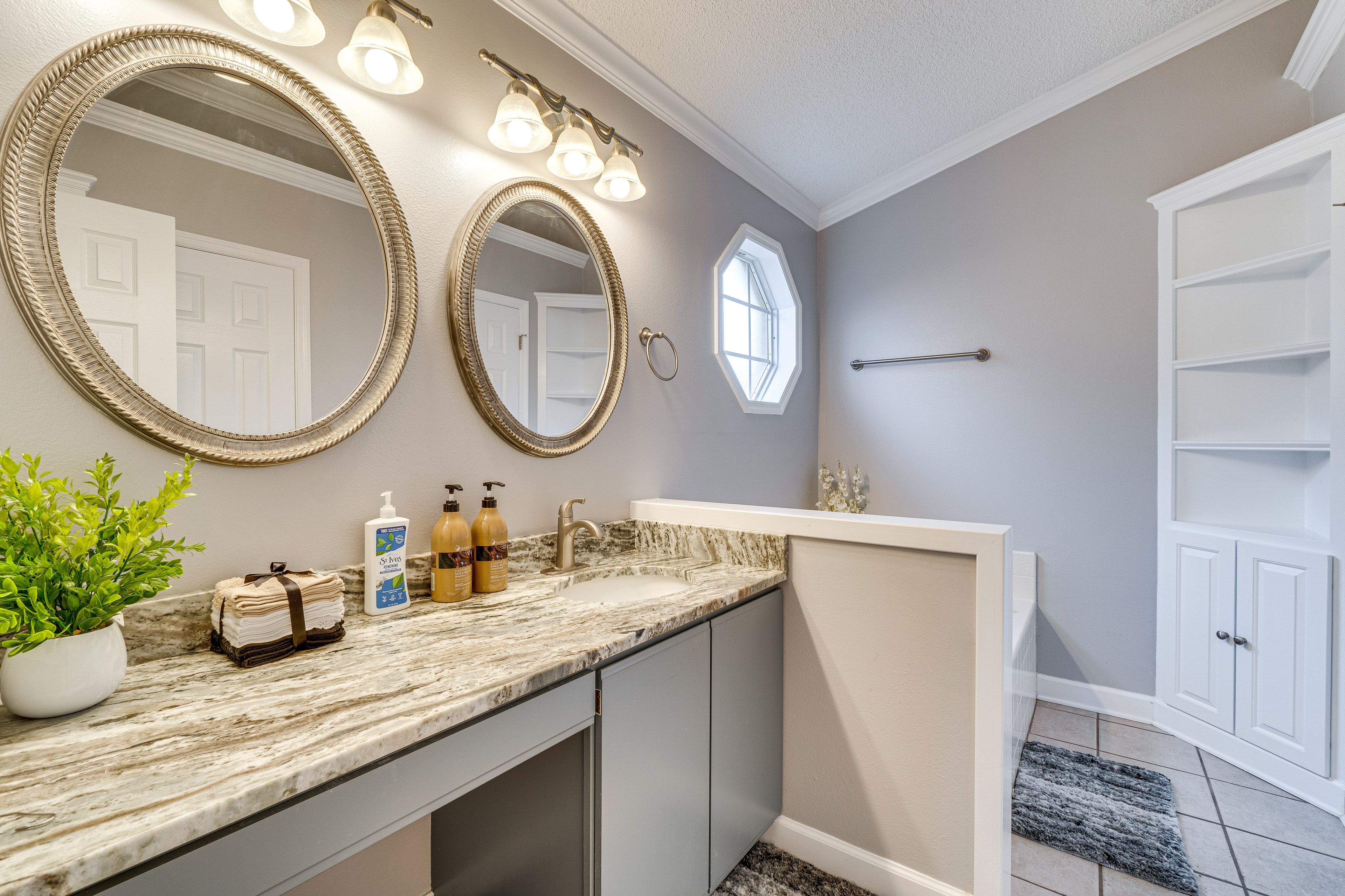 Full Bathroom | Soaking Tub | Towels Provided