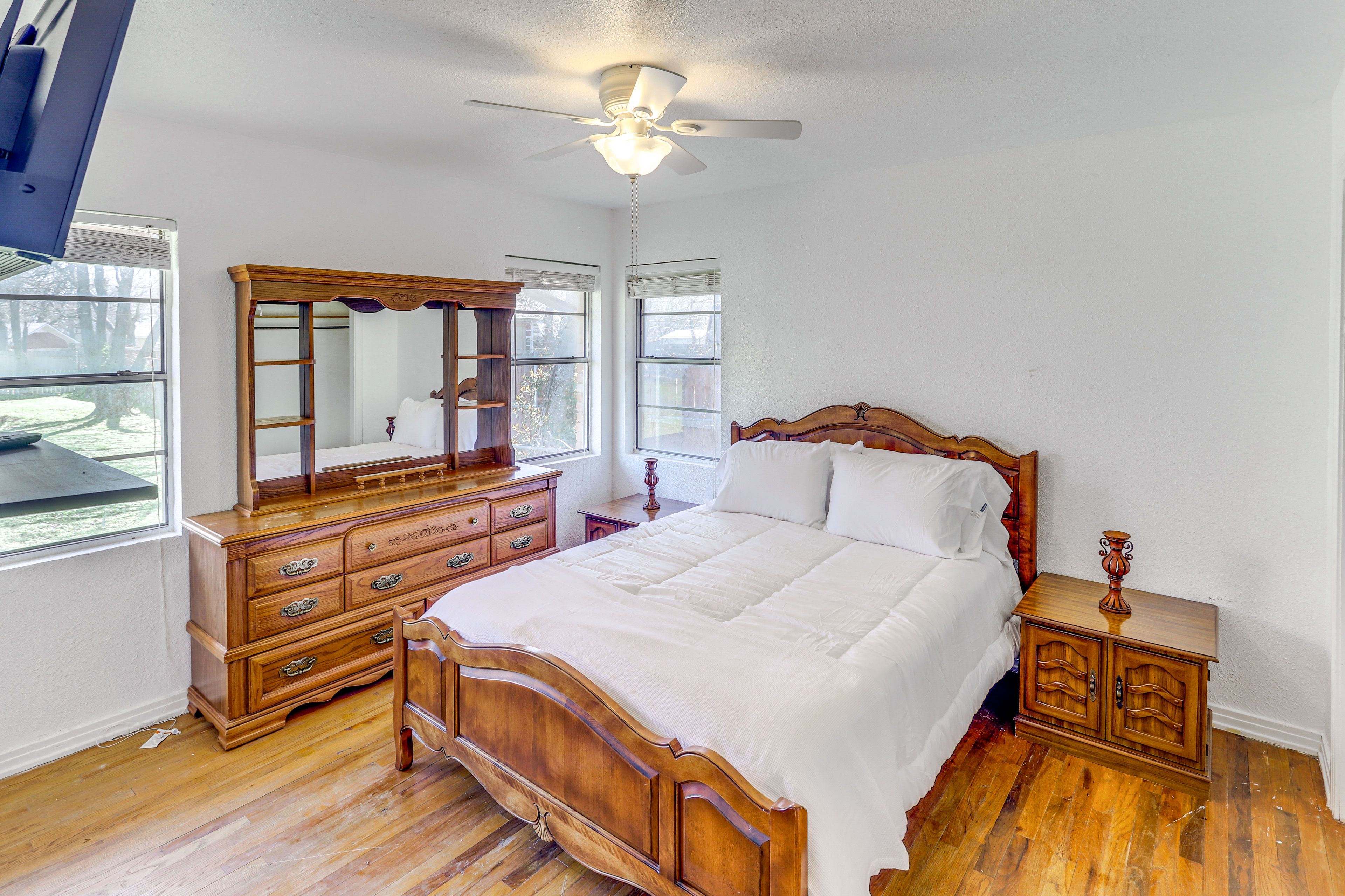 Bedroom 1 | Queen Bed | En-Suite Bathroom