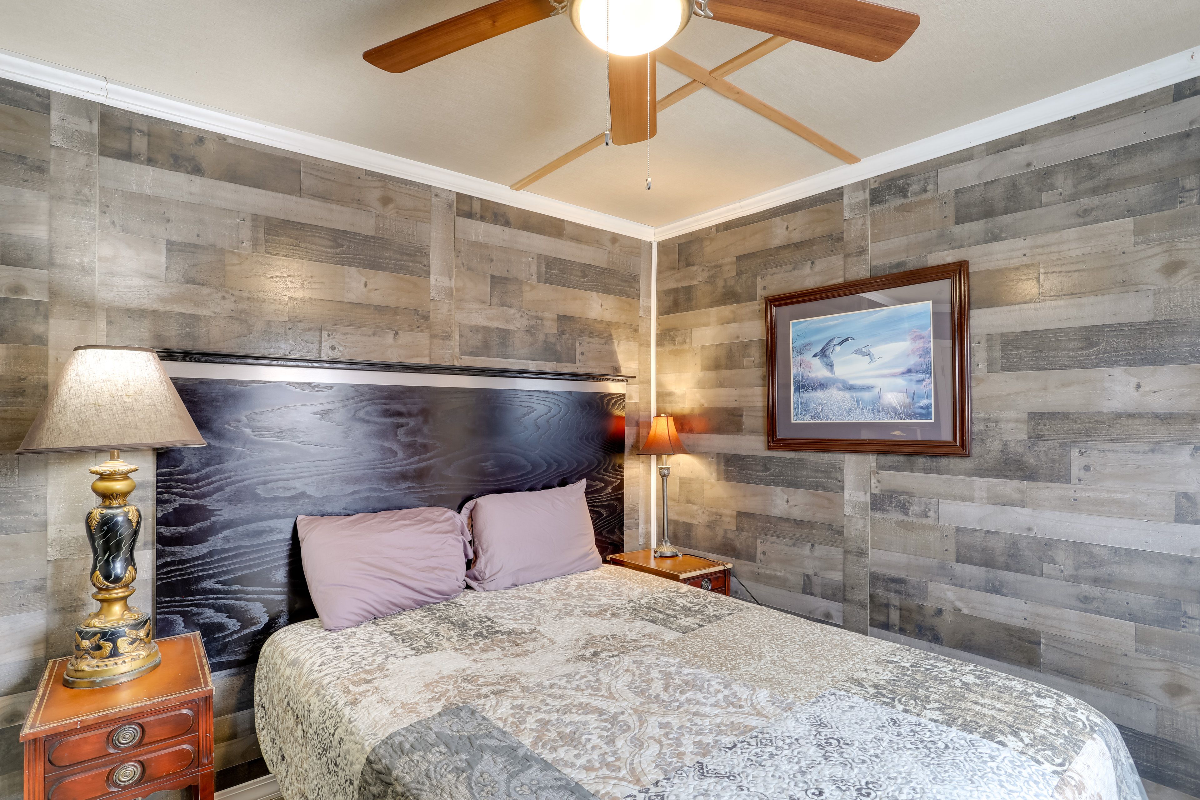 Bedroom 1 | Queen Bed | Smart TV | Top Floor