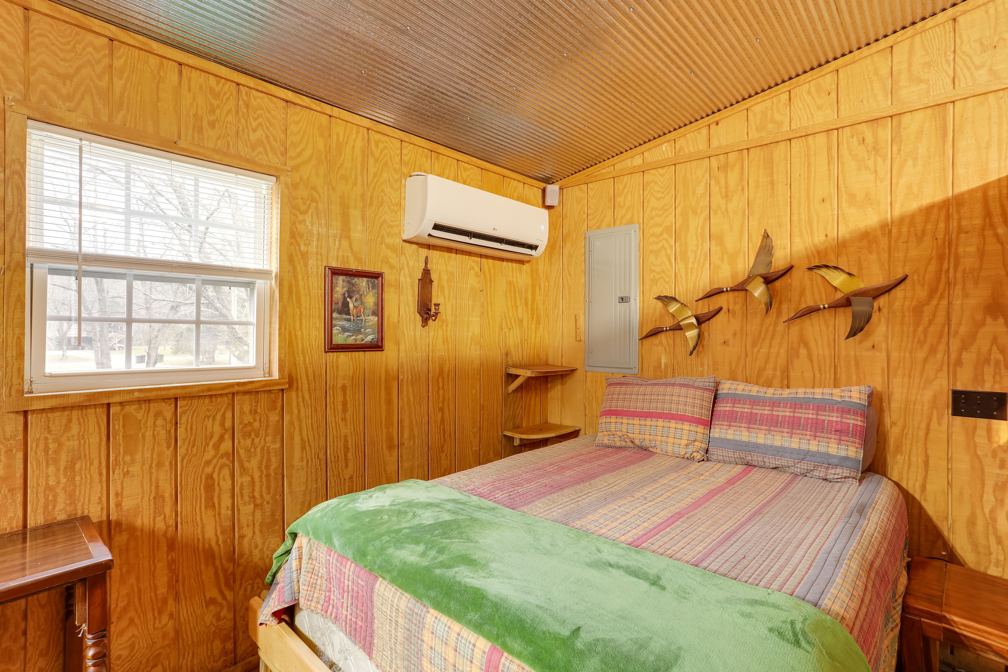 Bedroom | Queen Bed