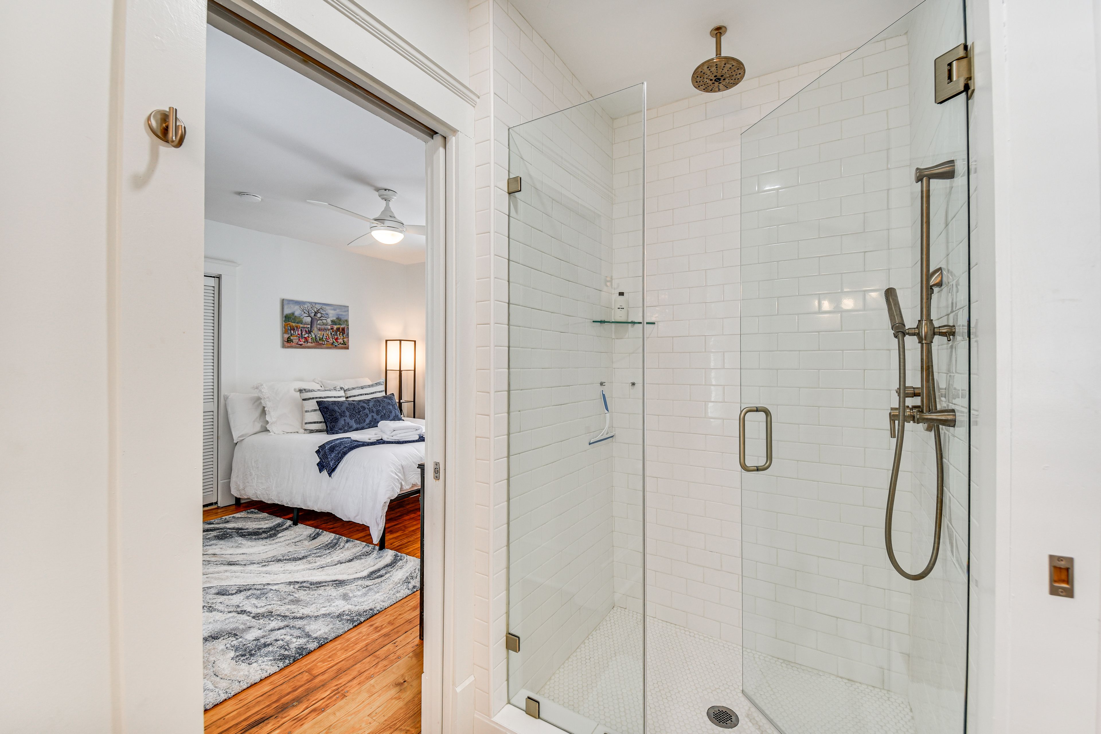 Jack-and-Jill Bathroom | 2nd Floor | Towels Provided