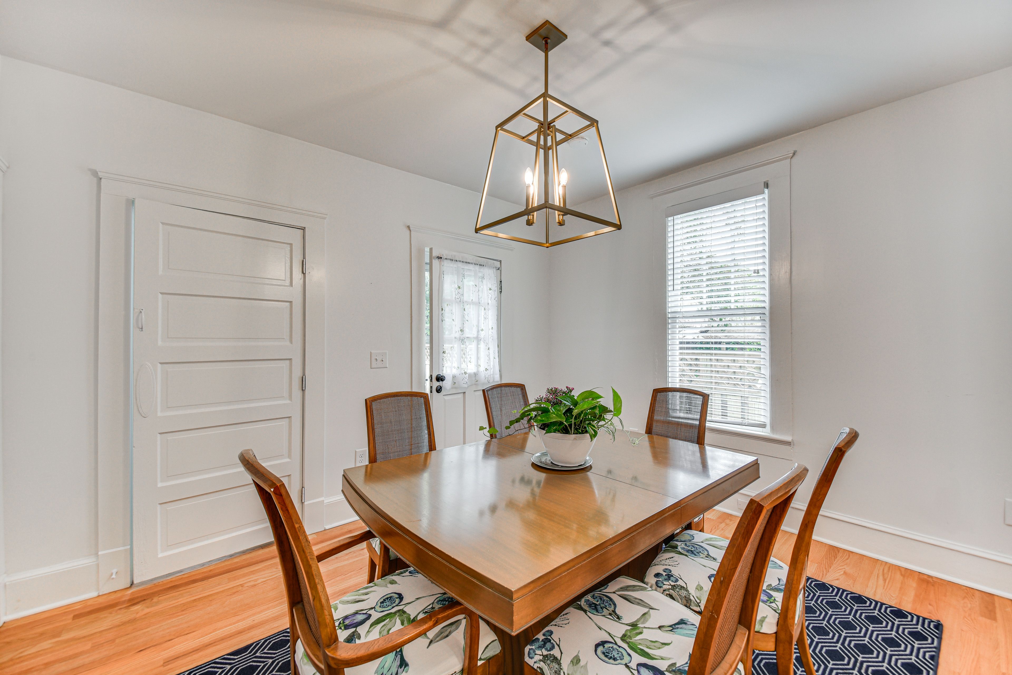 Dining Room | 1st Floor | Dishware & Flatware Provided
