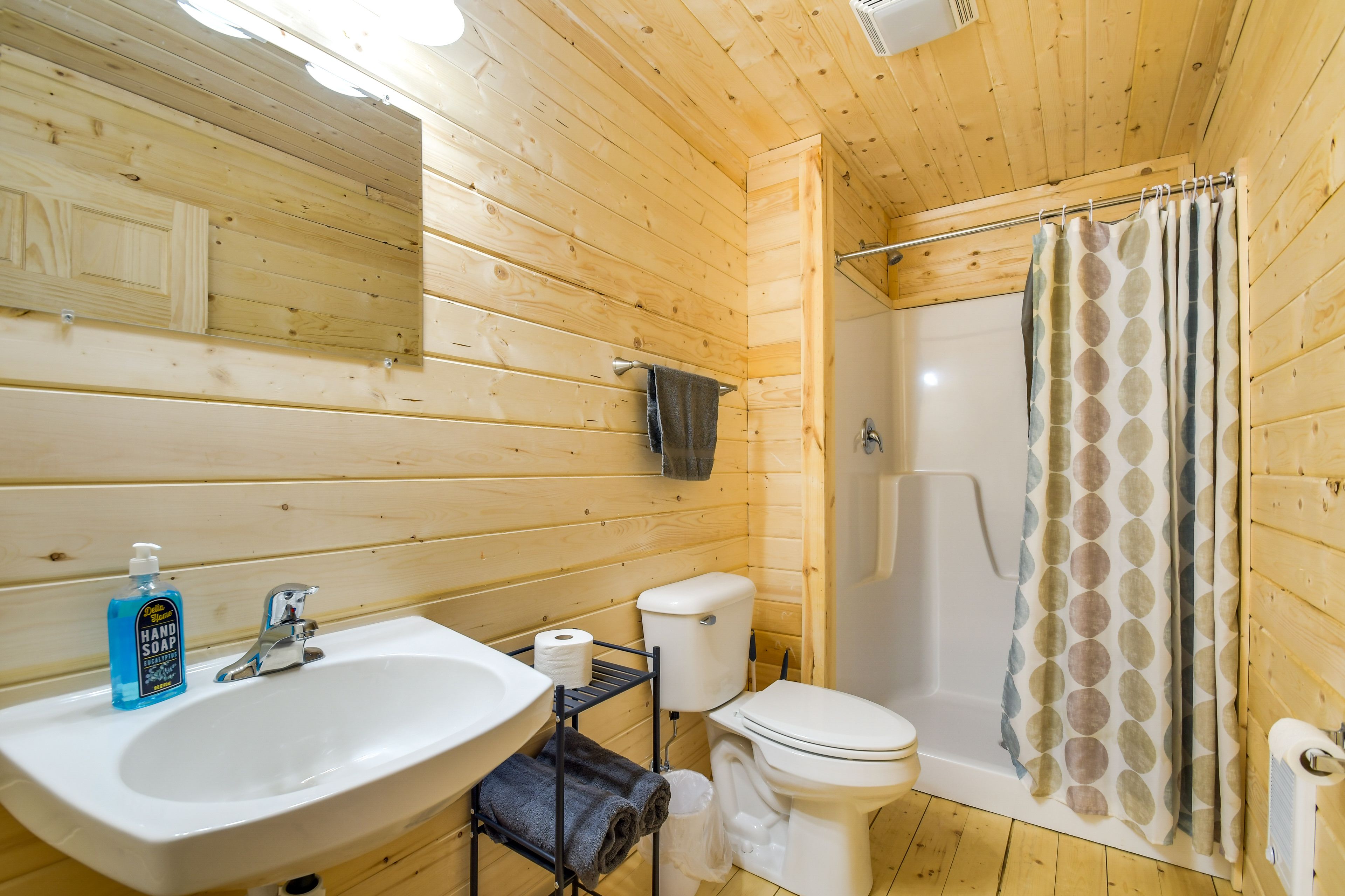 Full Bathroom | Complimentary Toiletries | Hair Dryer