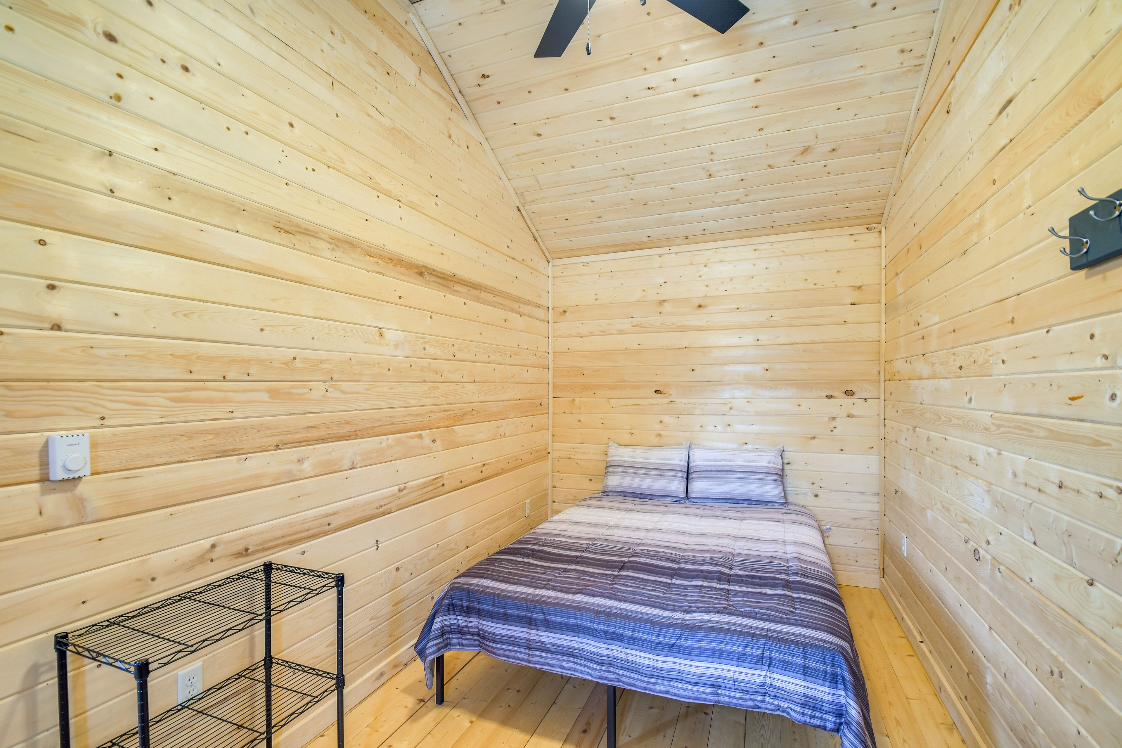 Bedroom 1 | Queen Bed