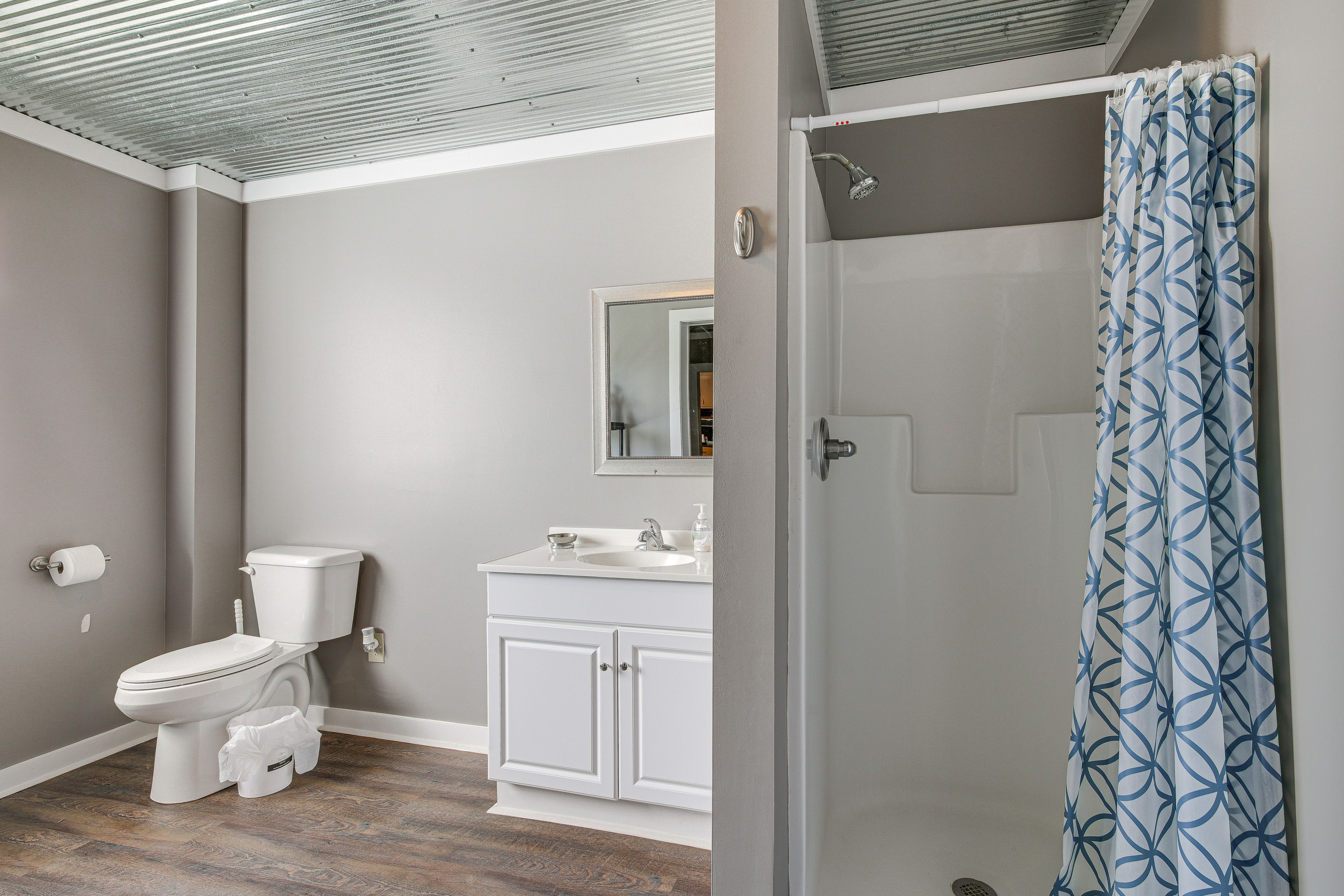 Full Bathroom | Towels Provided | 1st Floor