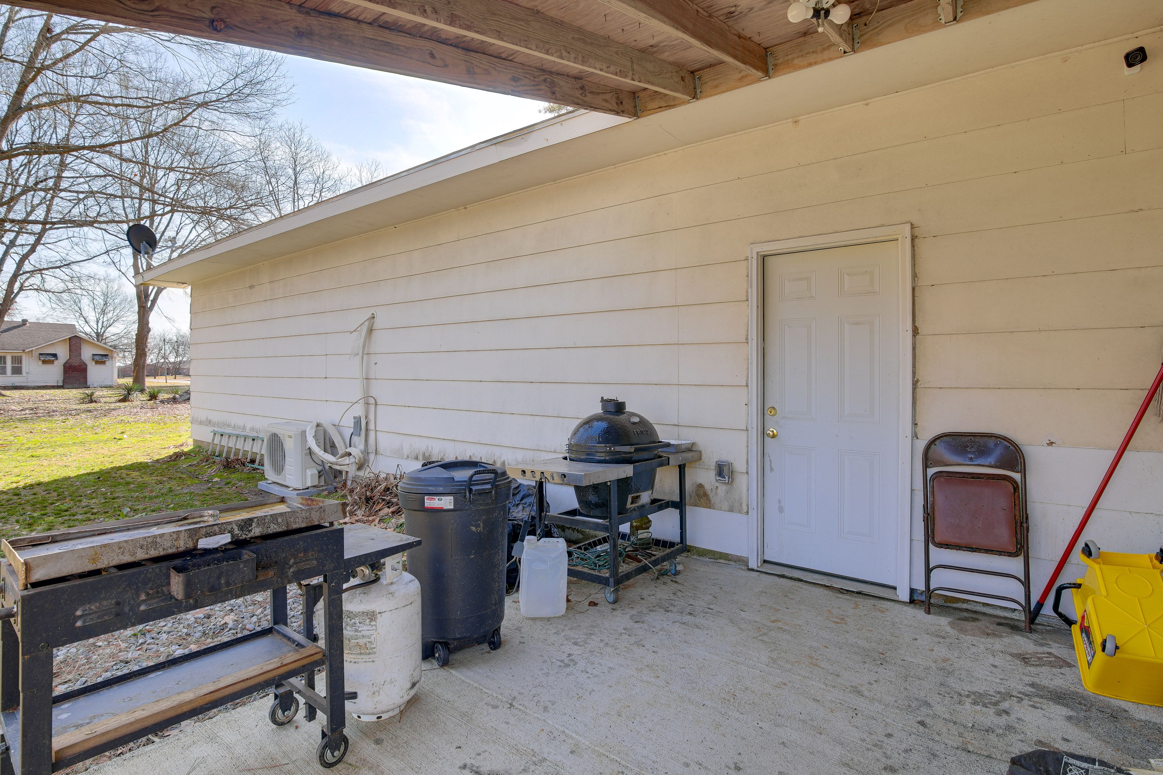 Backyard | Primo Grill (Charcoal Not Provided)