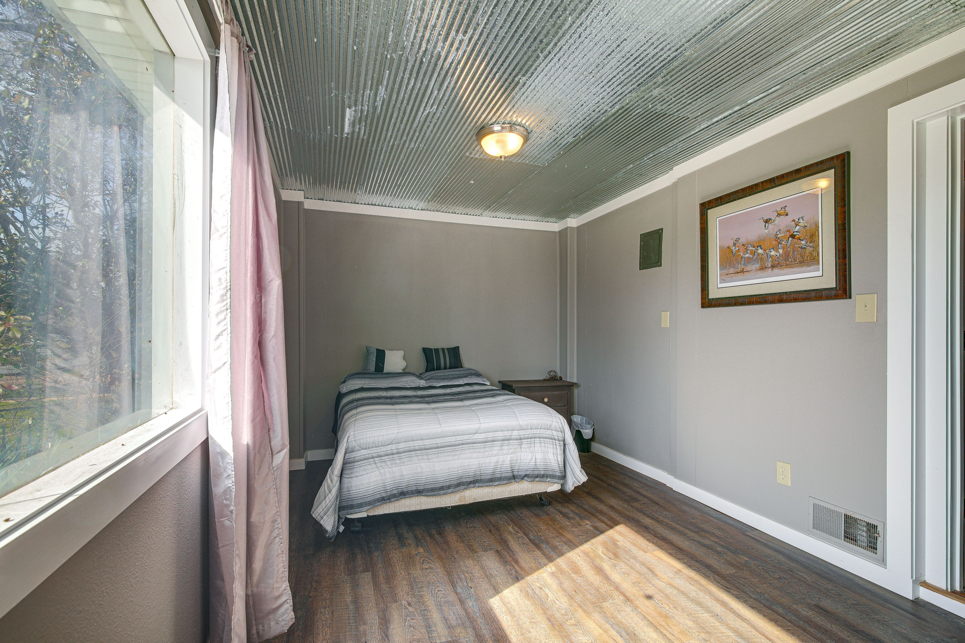 Bedroom 1 | Queen Bed | Linens Provided | 1st Floor