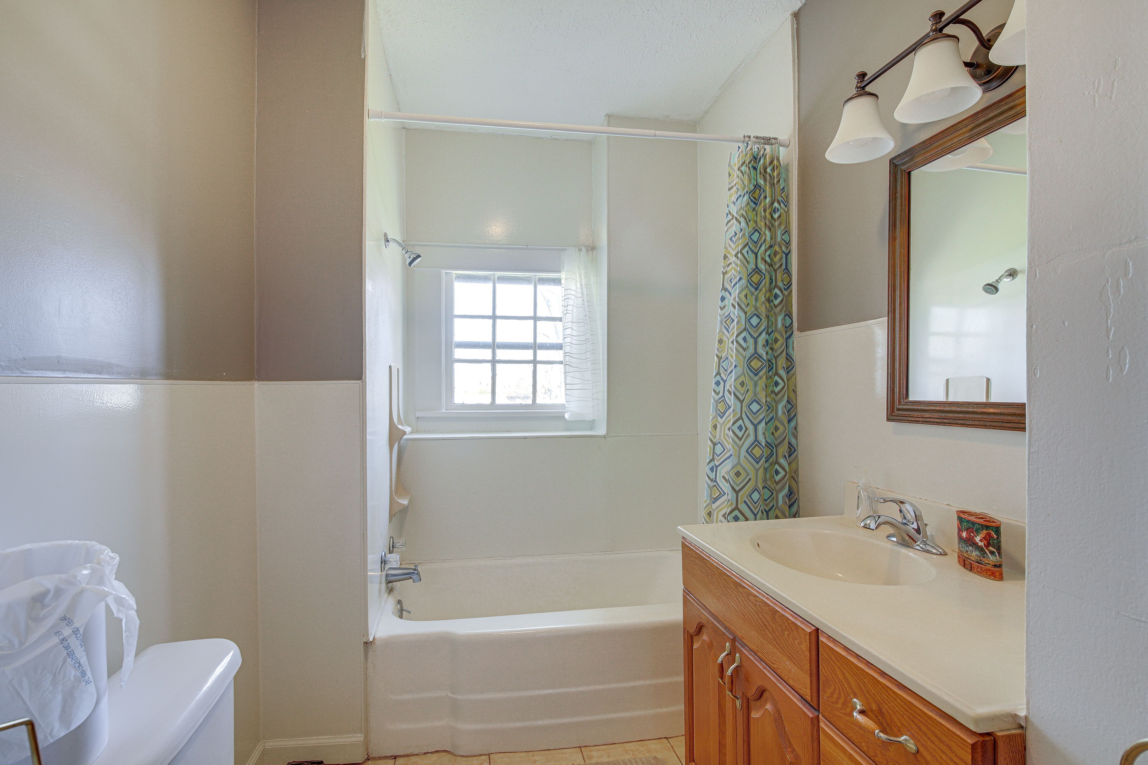 Full Bathroom | Complimentary Toiletries | 2nd Floor