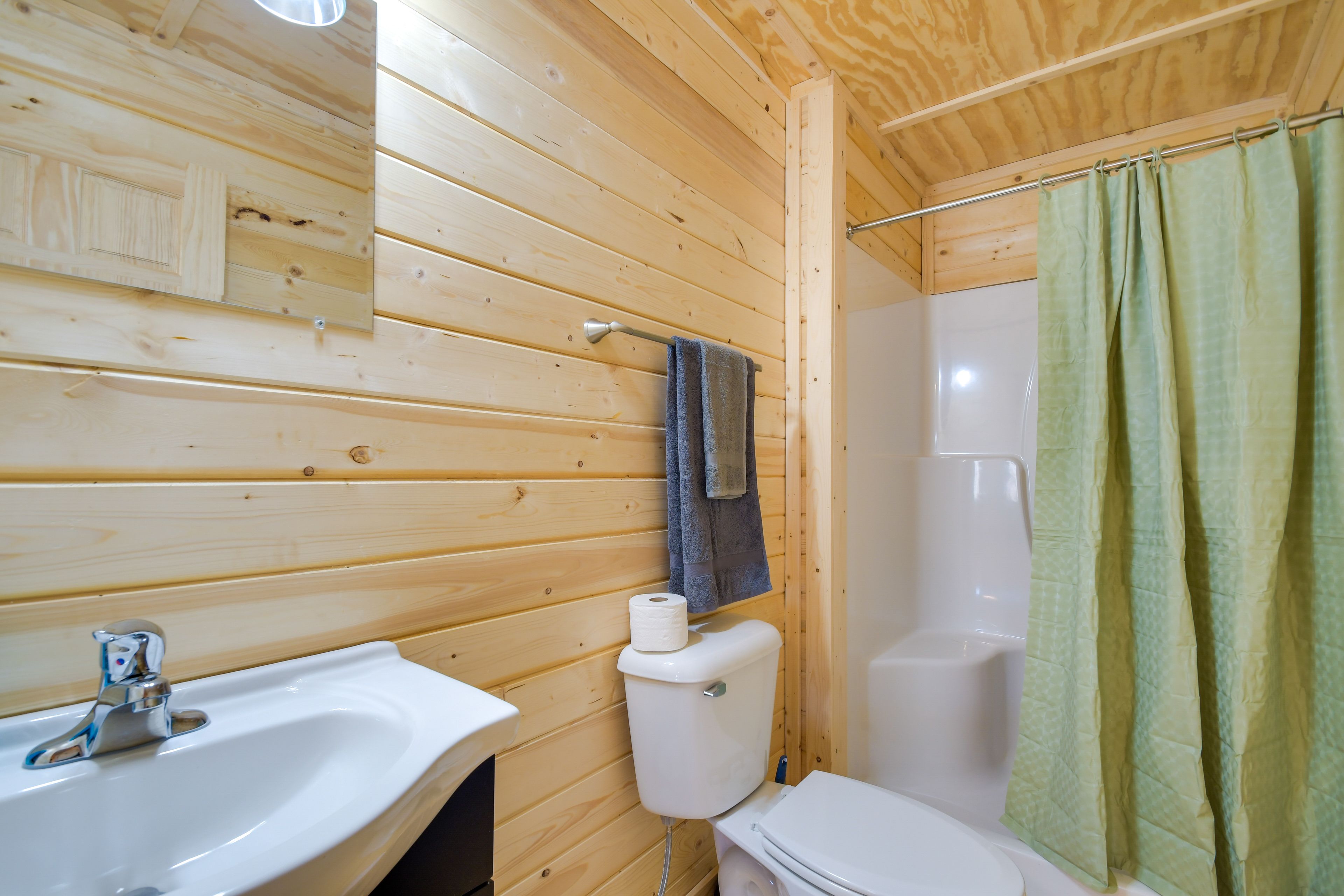 Full Bathroom | Complimentary Toiletries | Hair Dryer