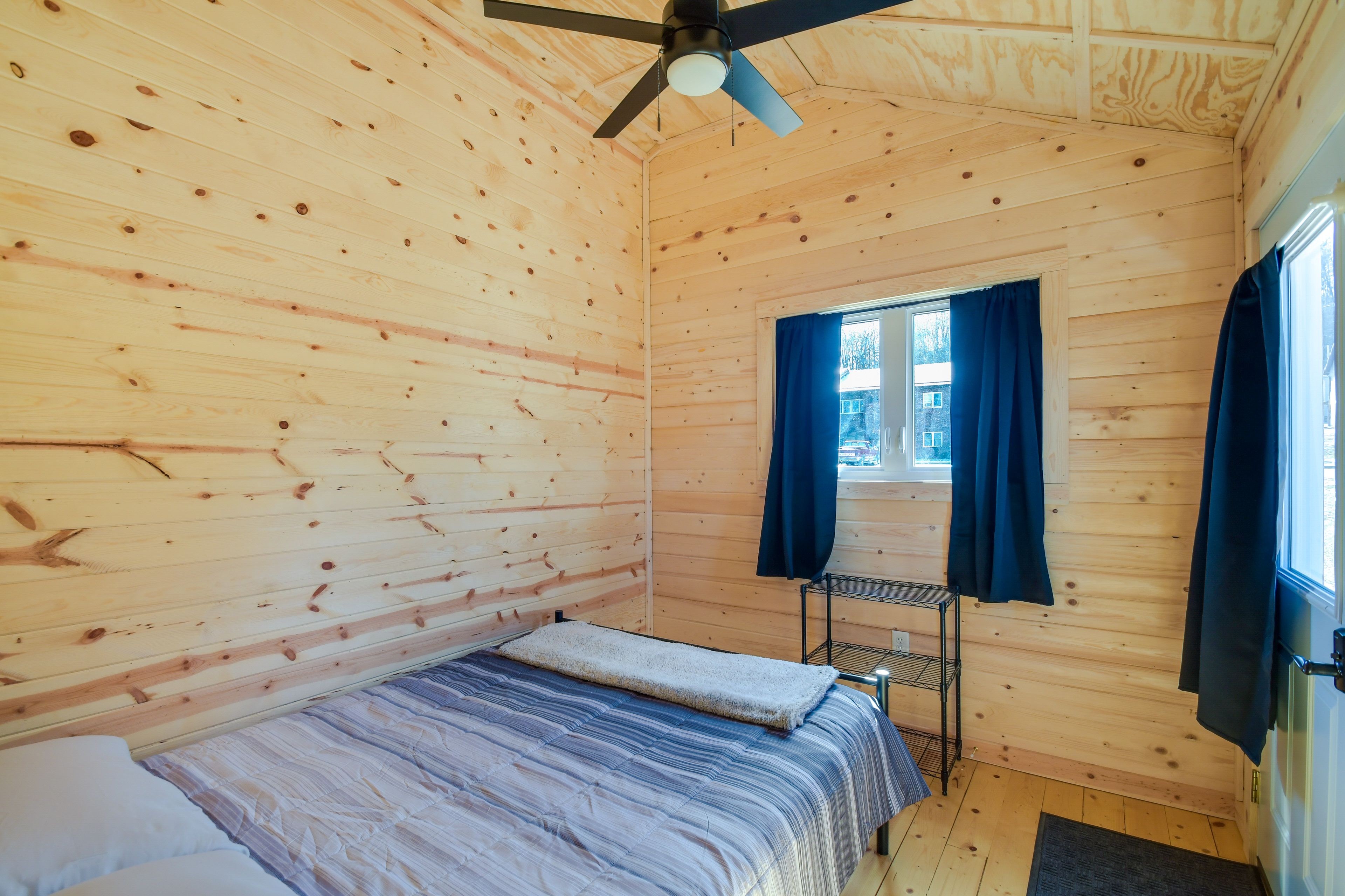 Bedroom | Queen Bed