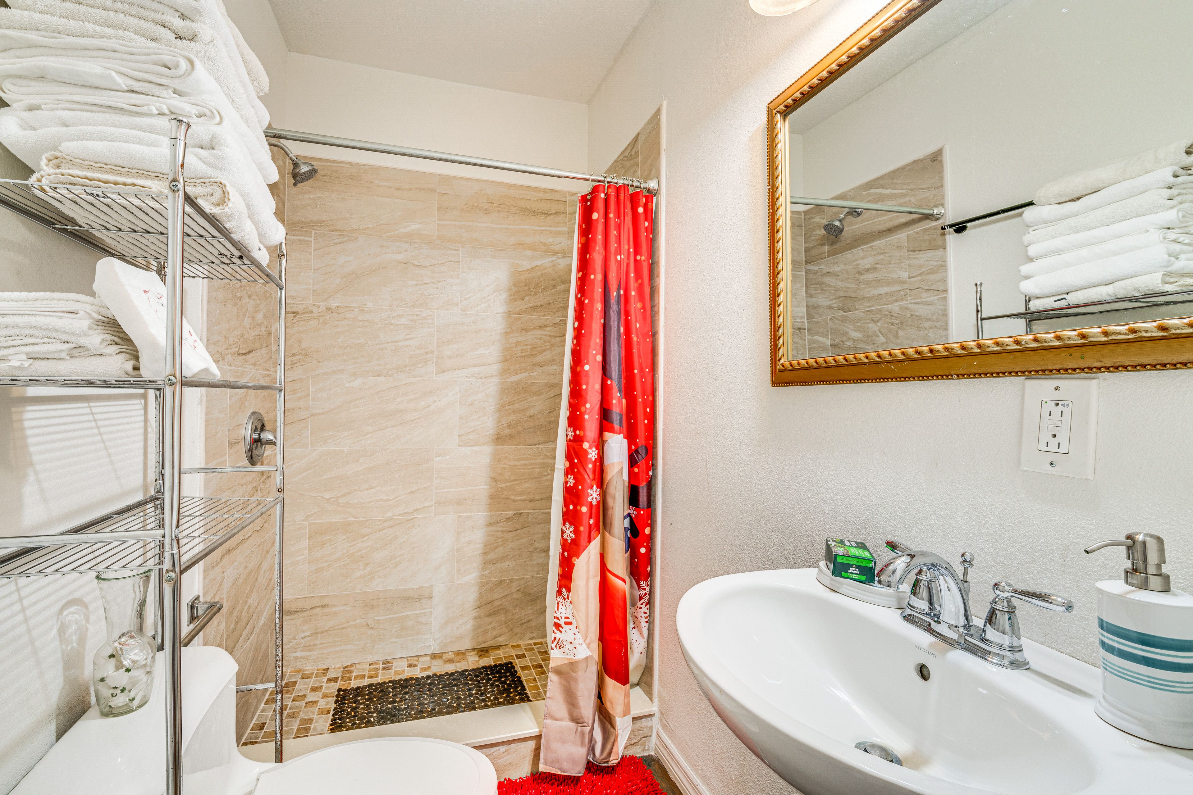 Full Bathroom | Complimentary Toiletries