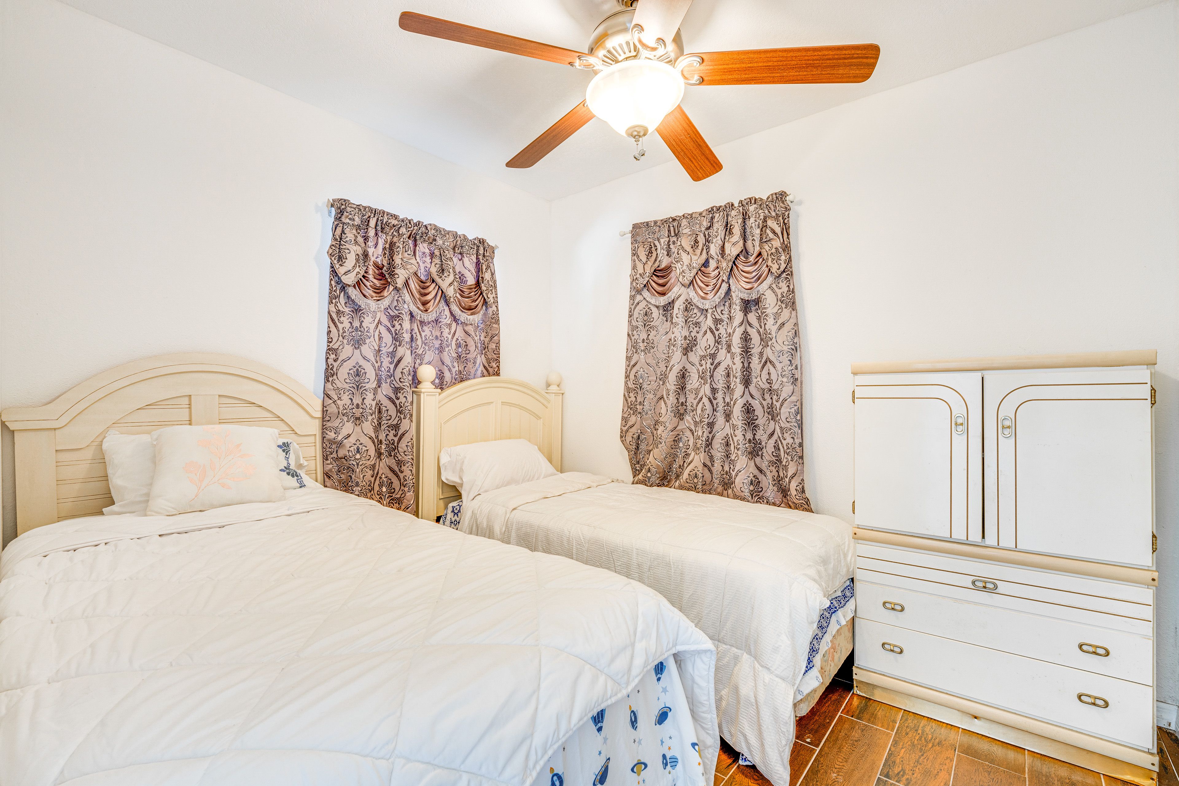 Bedroom 6 | 2 Twin Beds