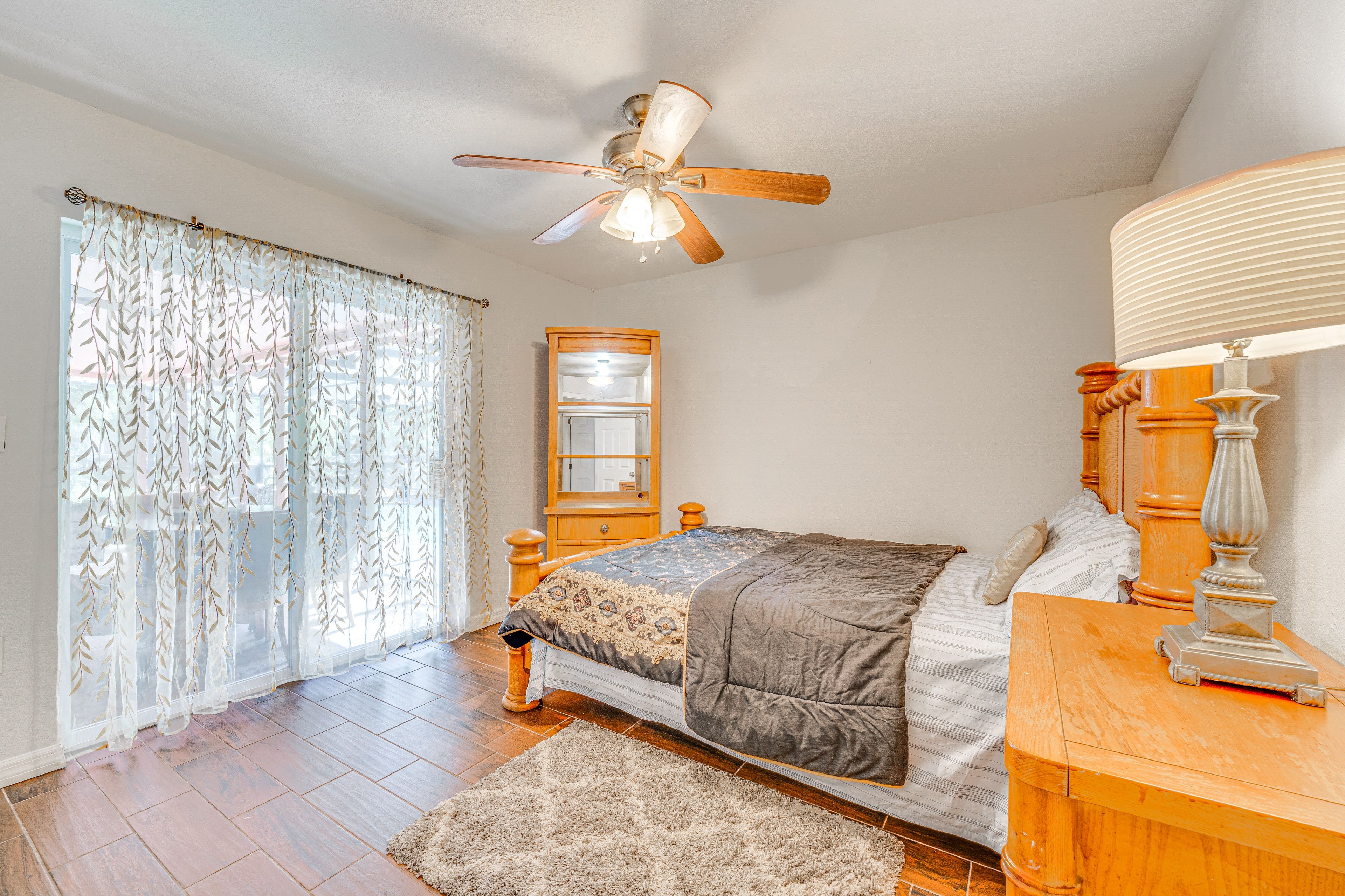 Bedroom 1 | Queen Bed