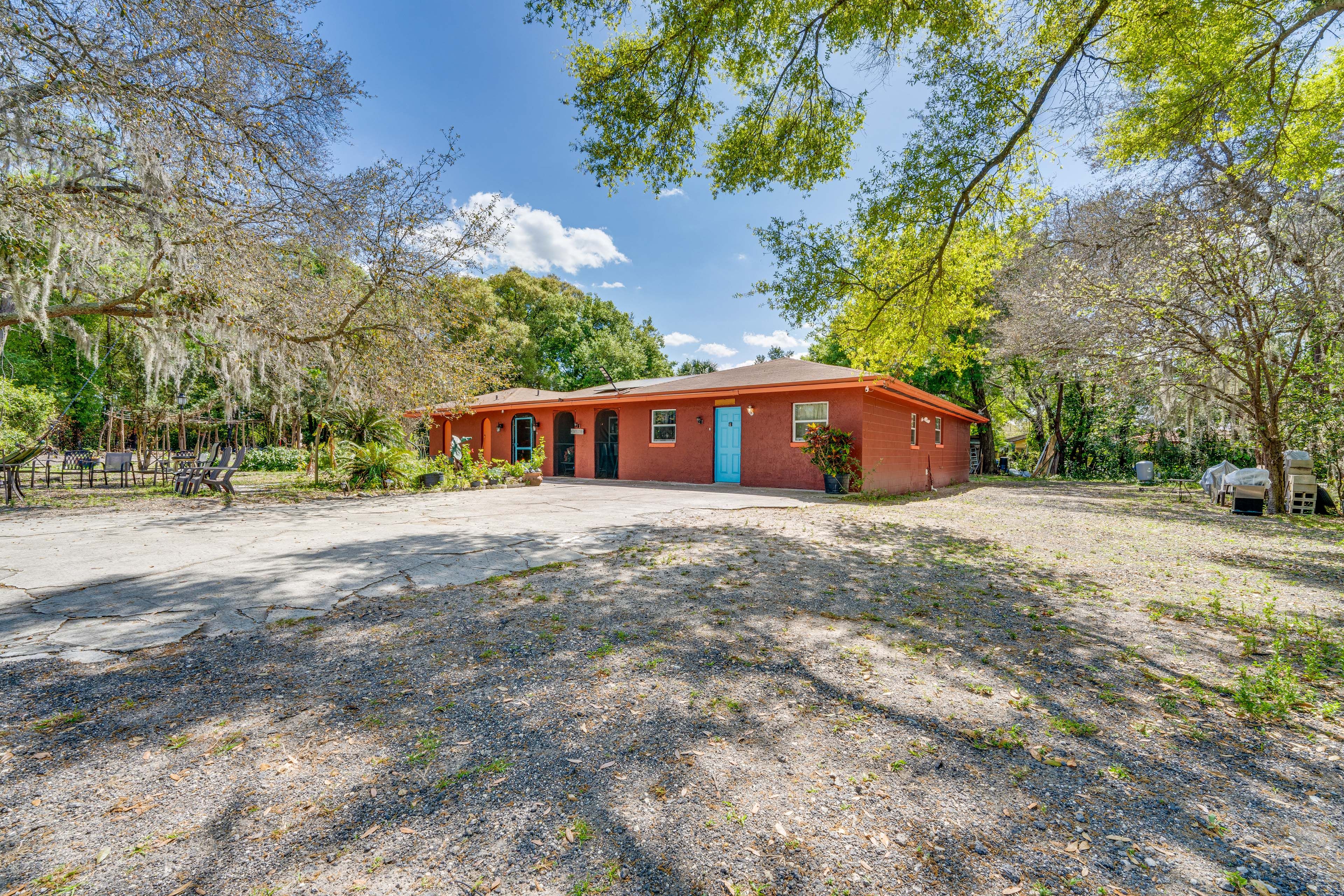 Property Exterior | Driveway (20 Vehicles)