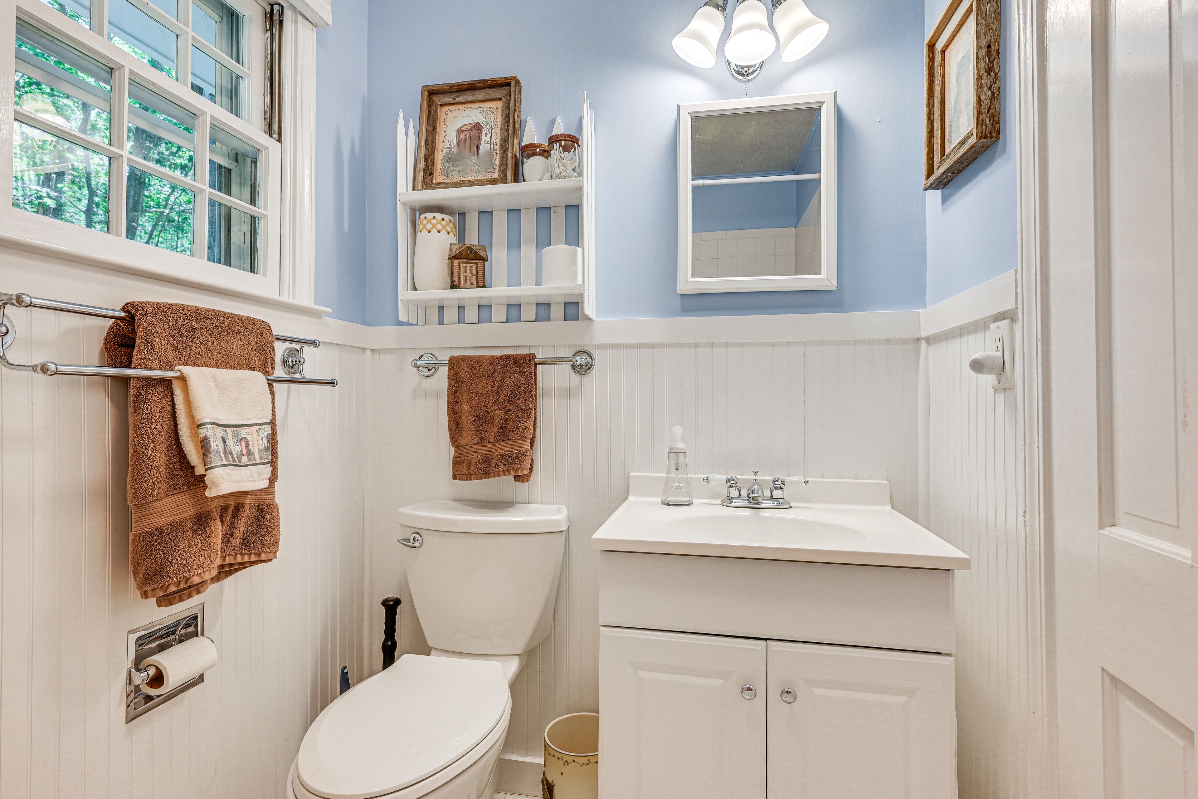 Full Bathroom | Main Level | Towels Provided