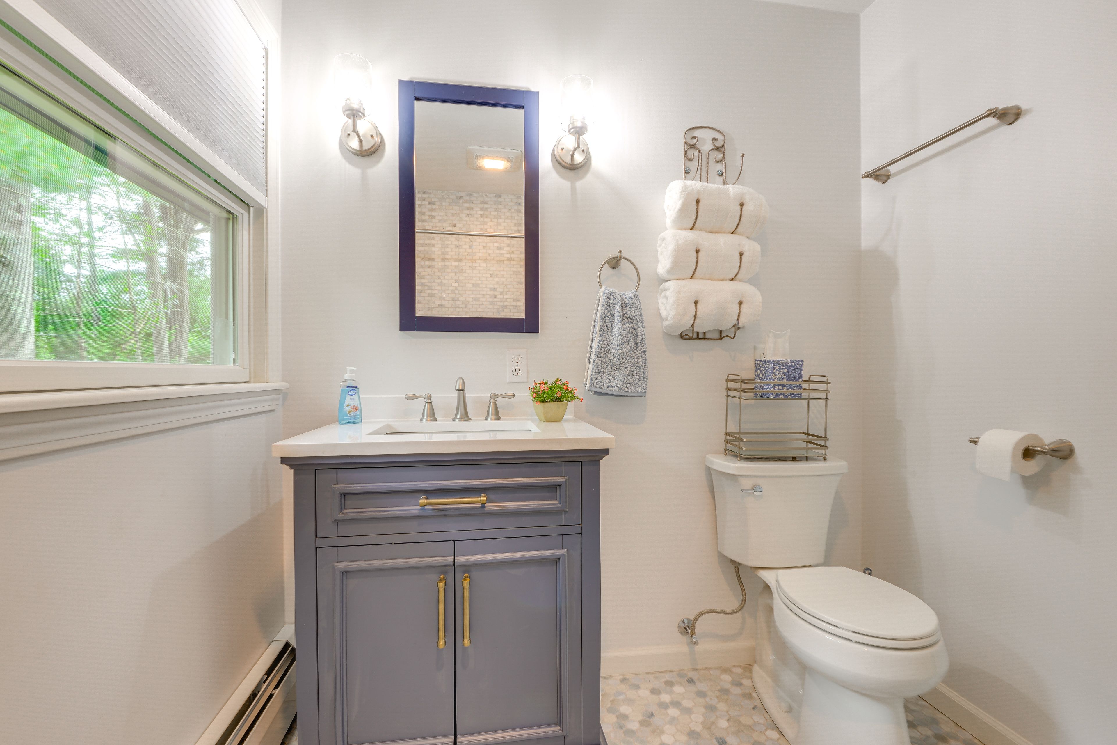 Full Bathroom | 1st Floor | Complimentary Toiletries