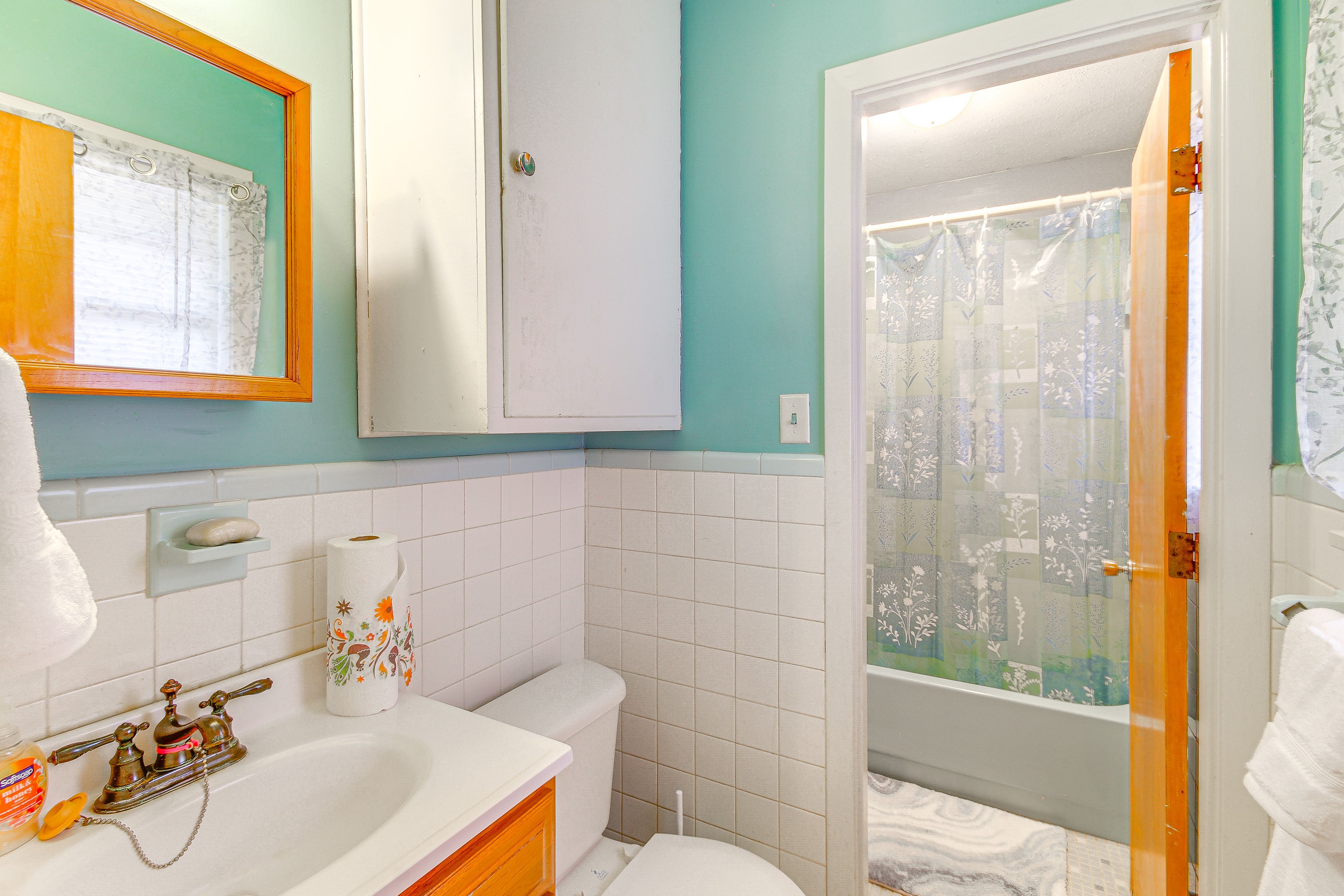 Full Bathroom | Towels Provided