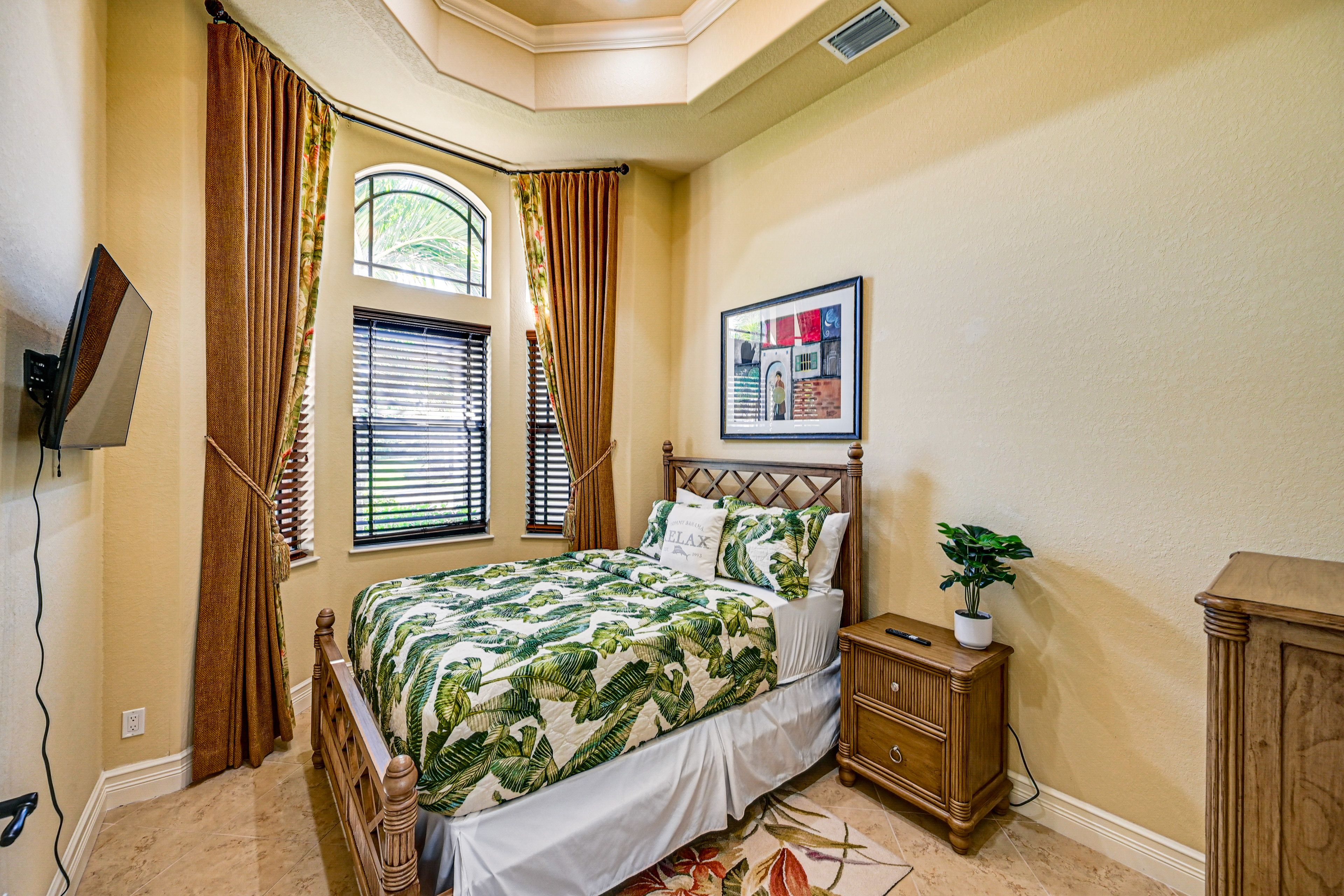 Bedroom 4 | Queen Bed