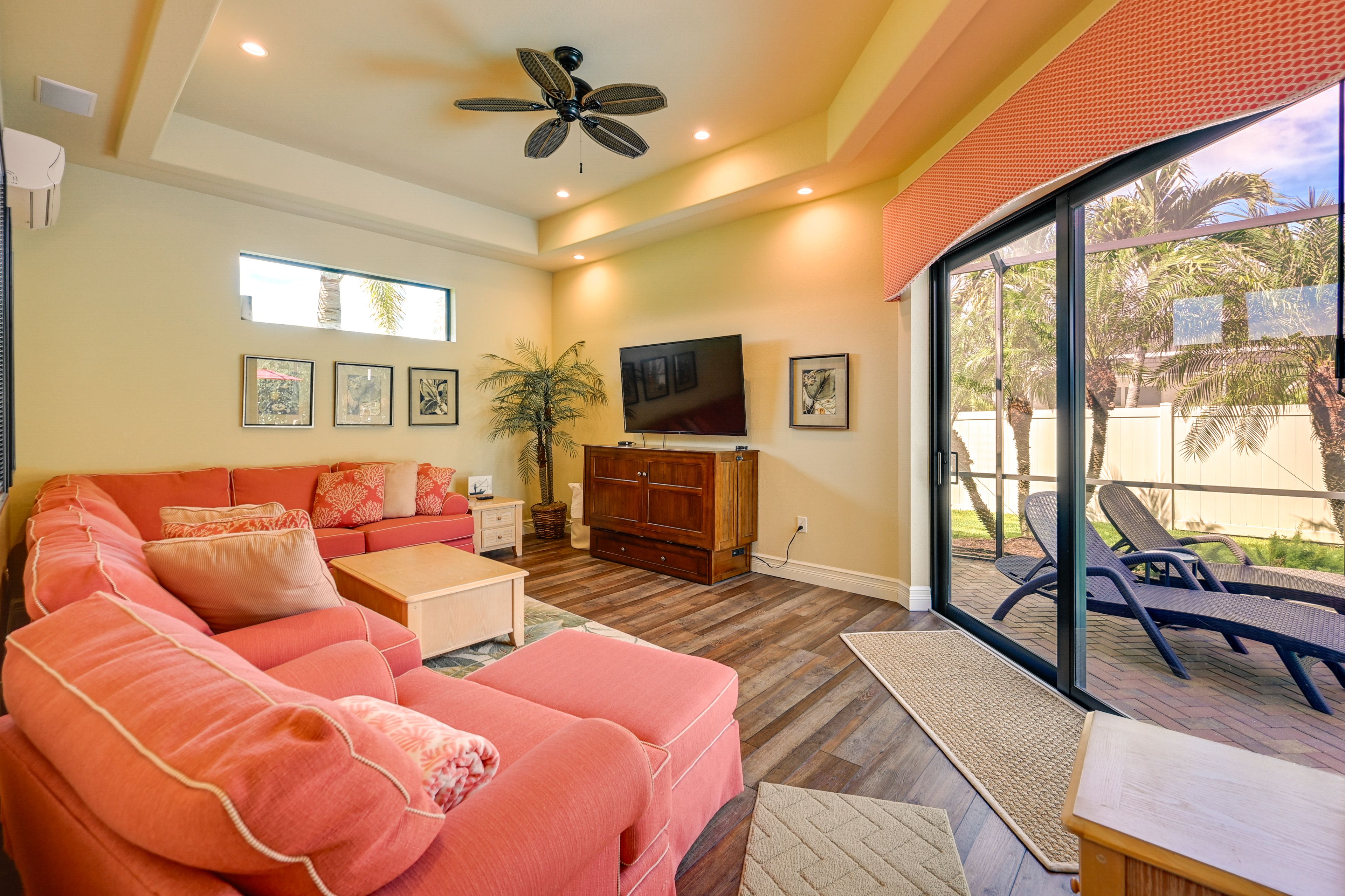 Family Room | Queen Murphy Bed | Smart TV | Free WiFi