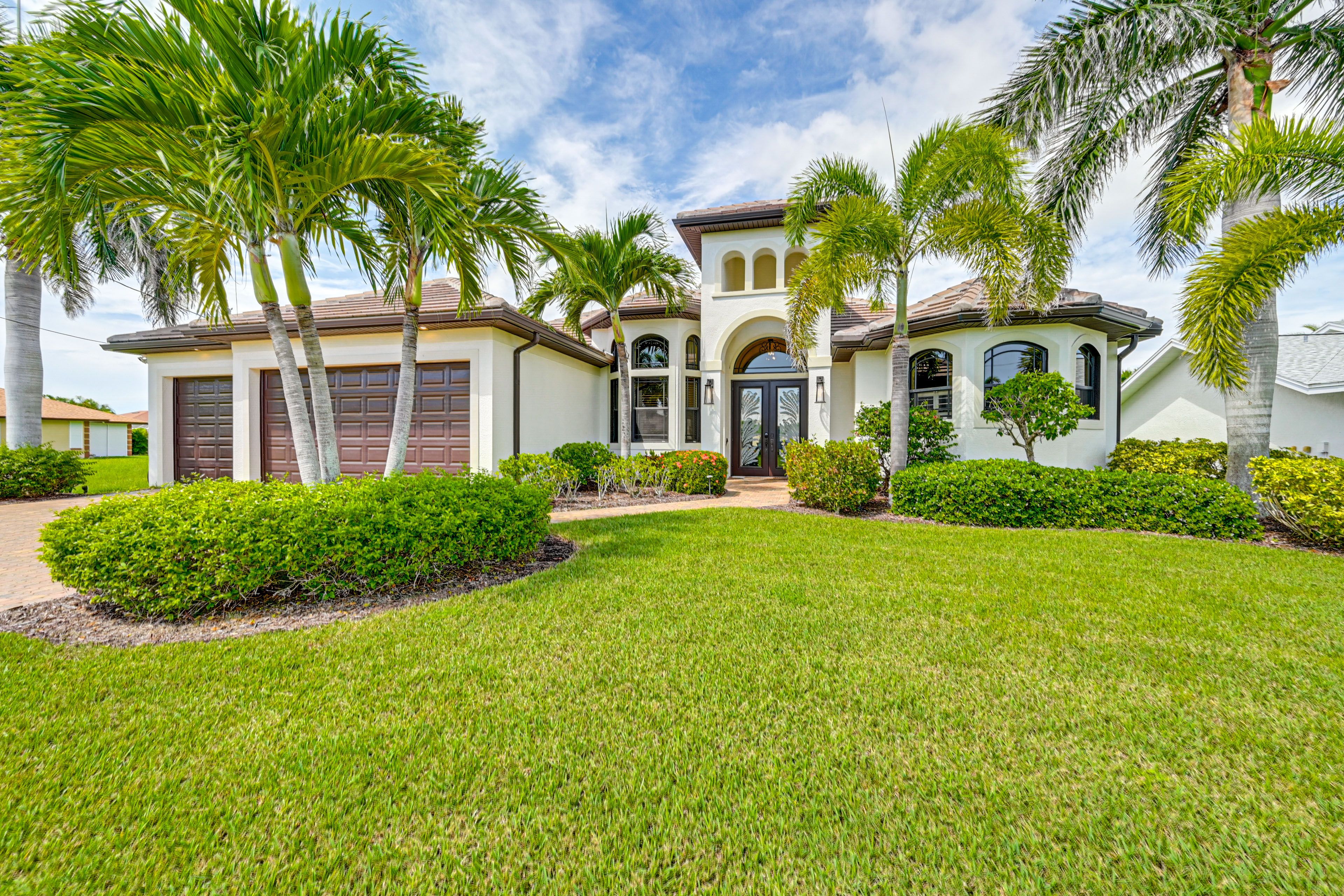 Property Exterior | Driveway (6 Vehicles)