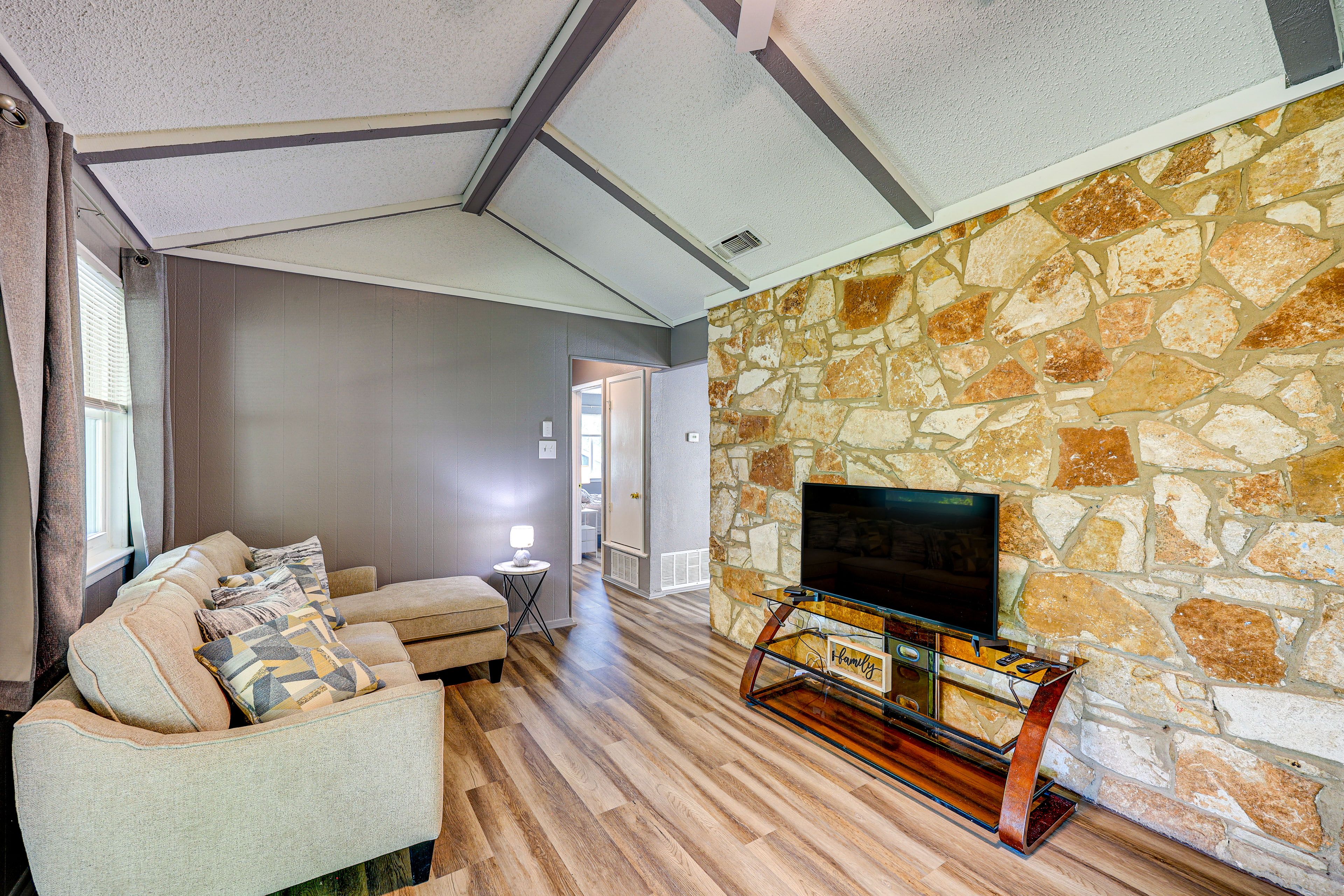 Converse Vacation Rental | 3BR | 2BA | 1,500 Sq Ft | 2 Steps Required