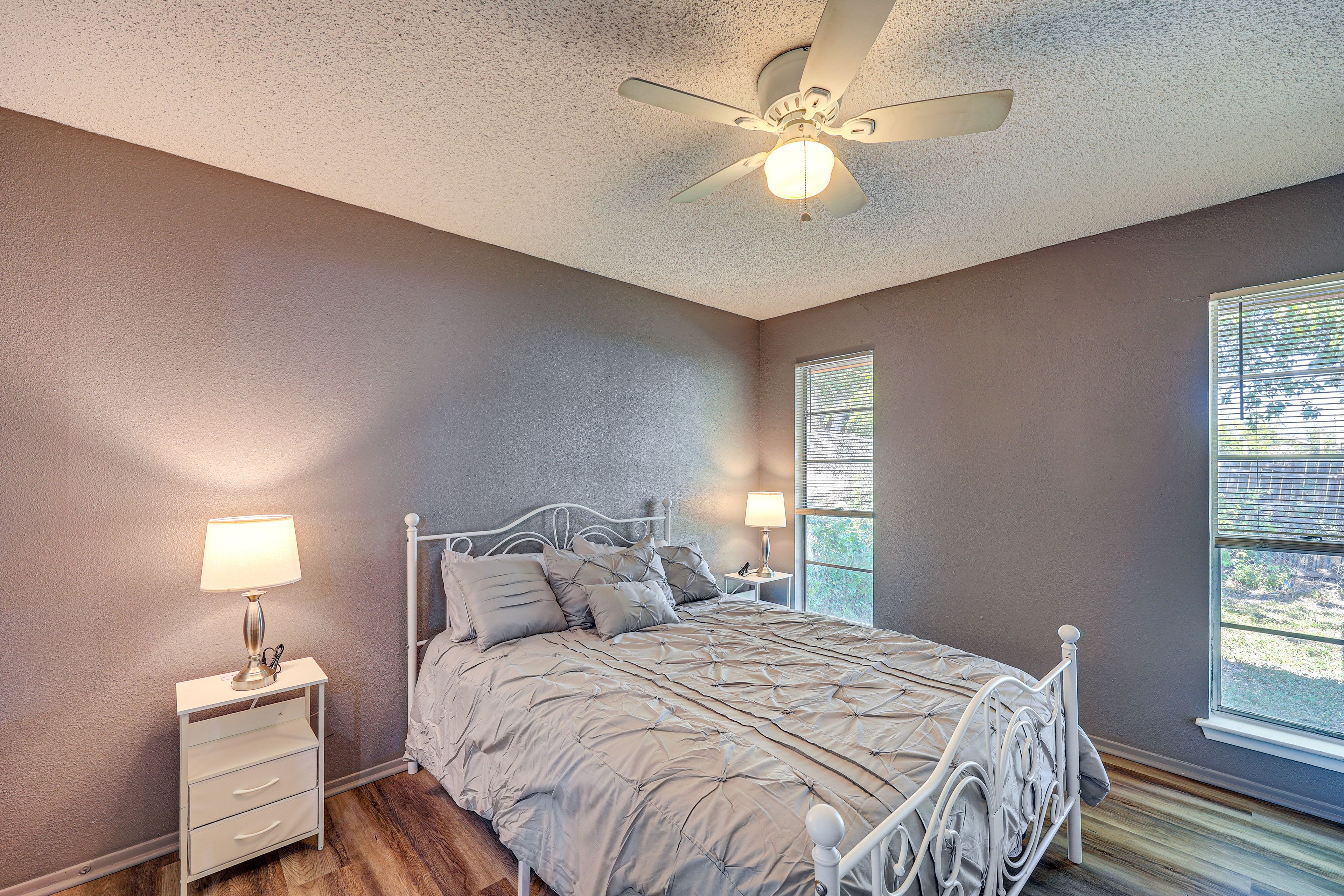 Bedroom 1 | Queen Bed