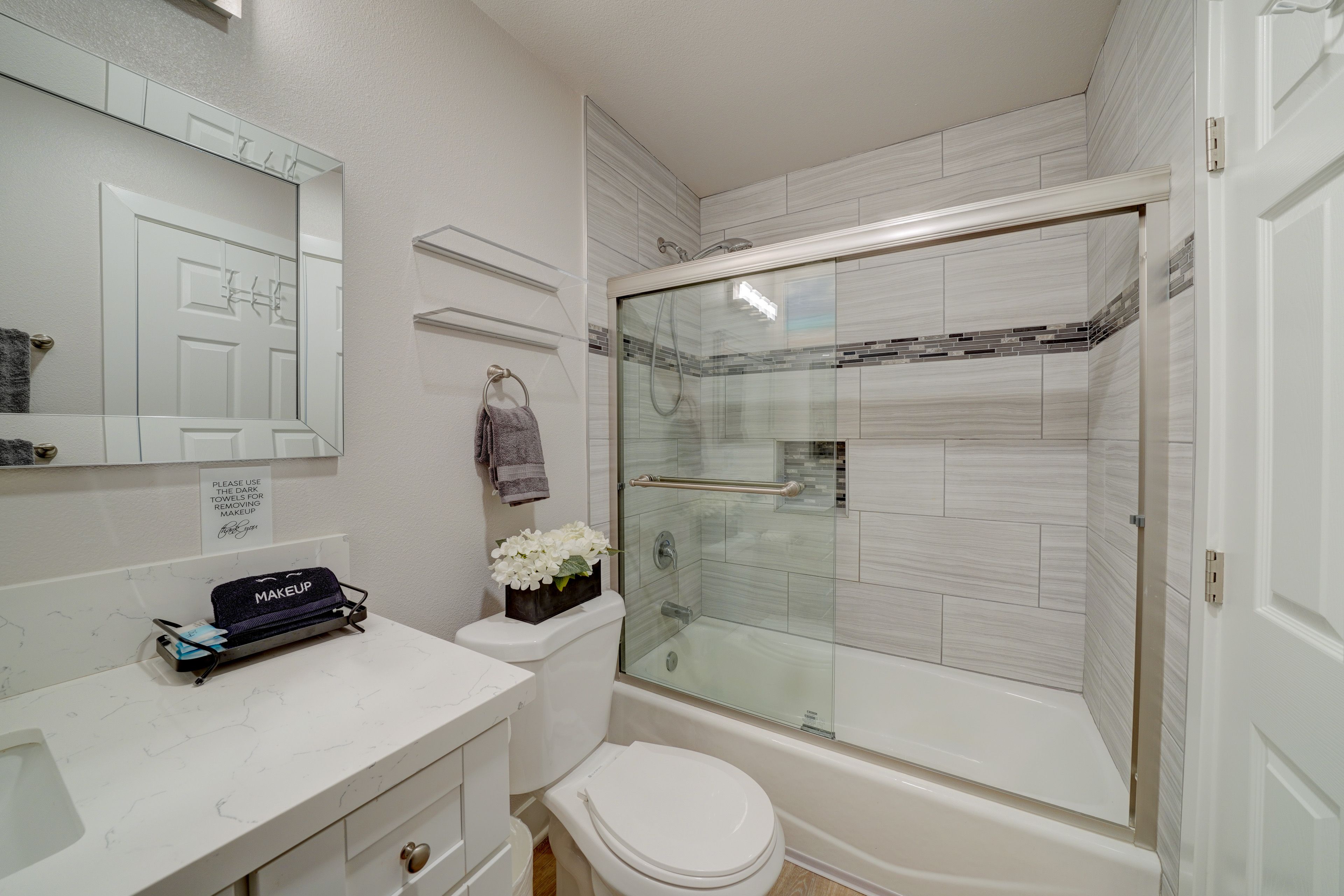 Full Bathroom | Complimentary Toiletries