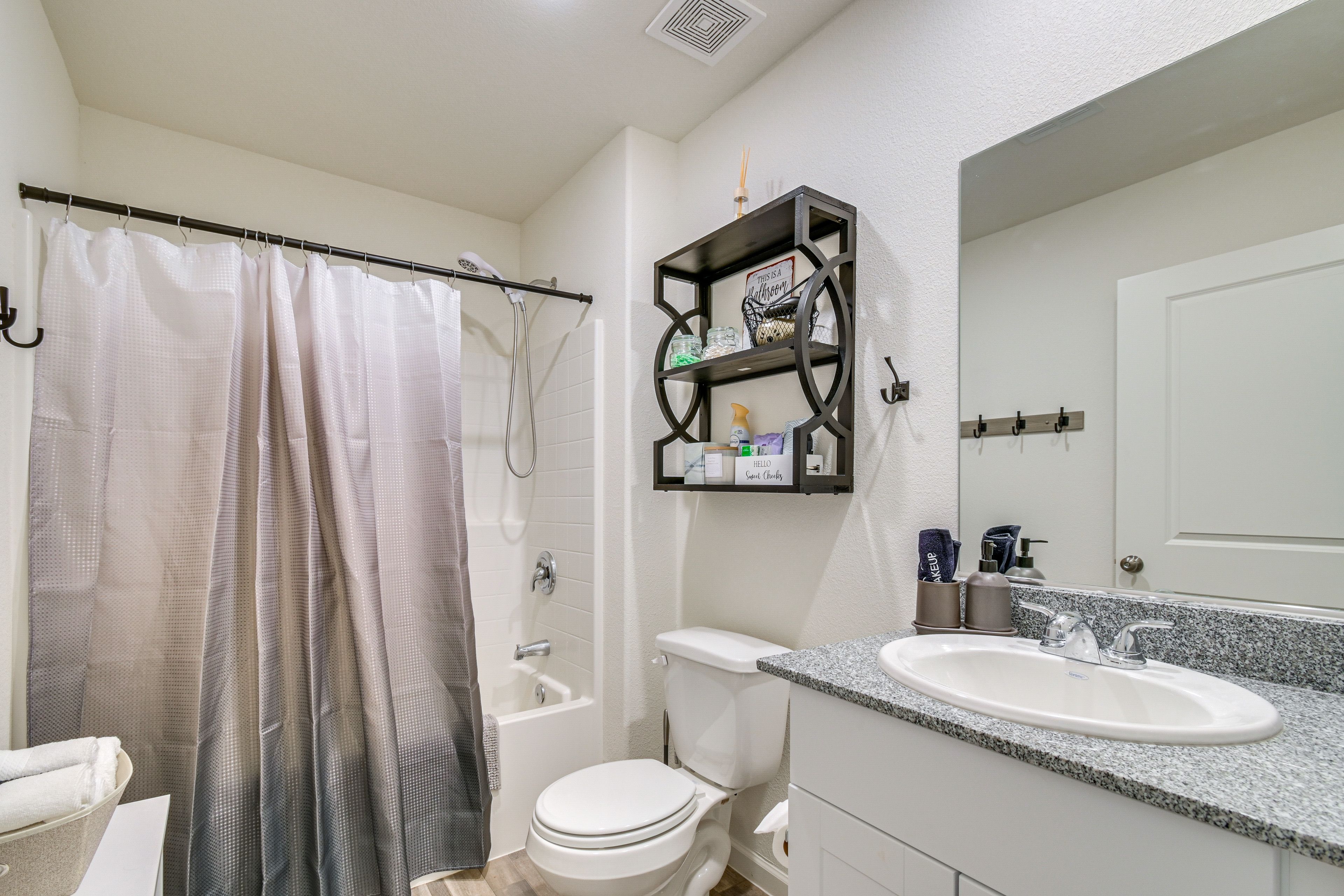 Full Bathroom | Towels Provided