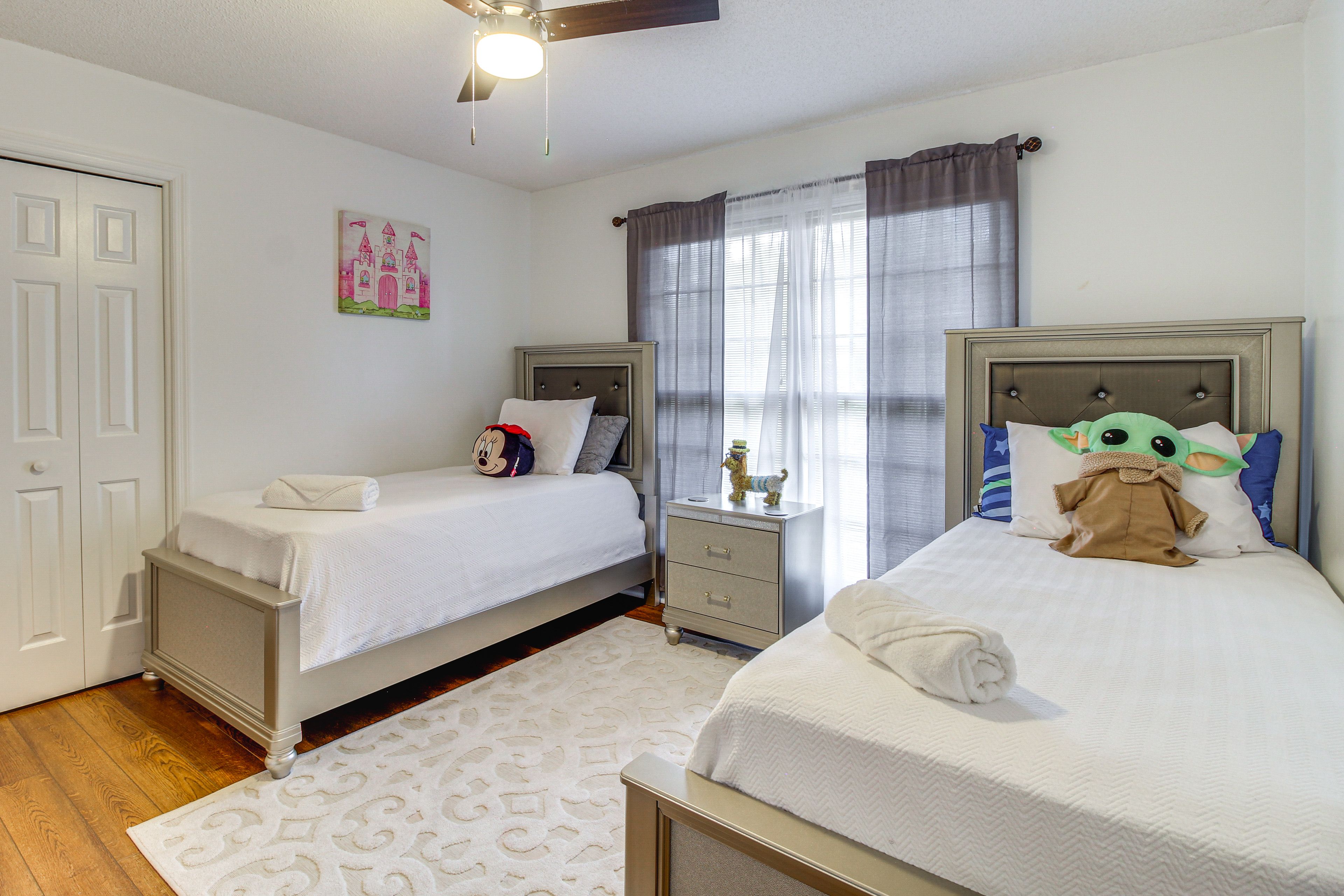 Bedroom 4 | 2 Twin Beds | Smart TV