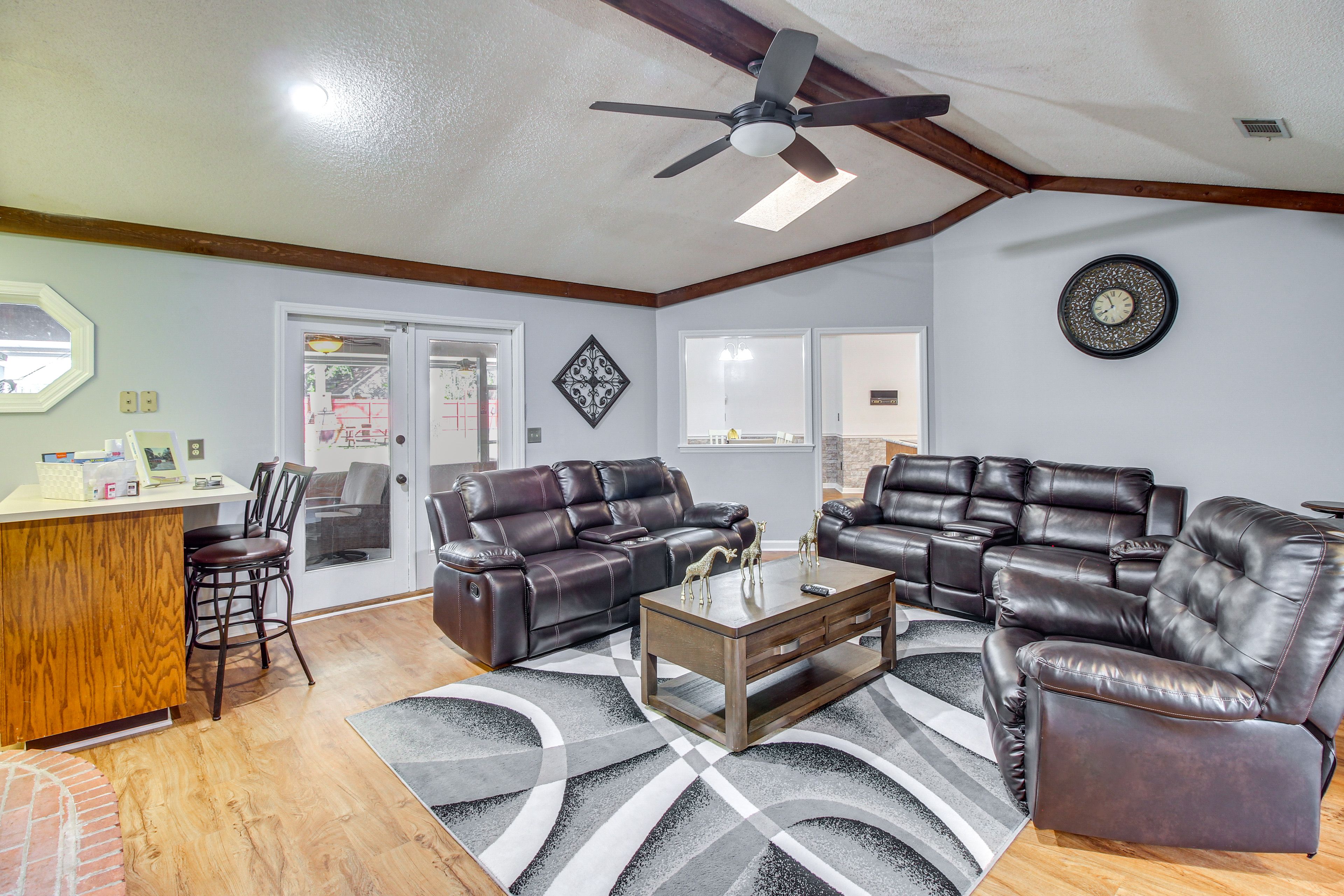 Living Room | Free WiFi | Central Heating & A/C | Smart TV