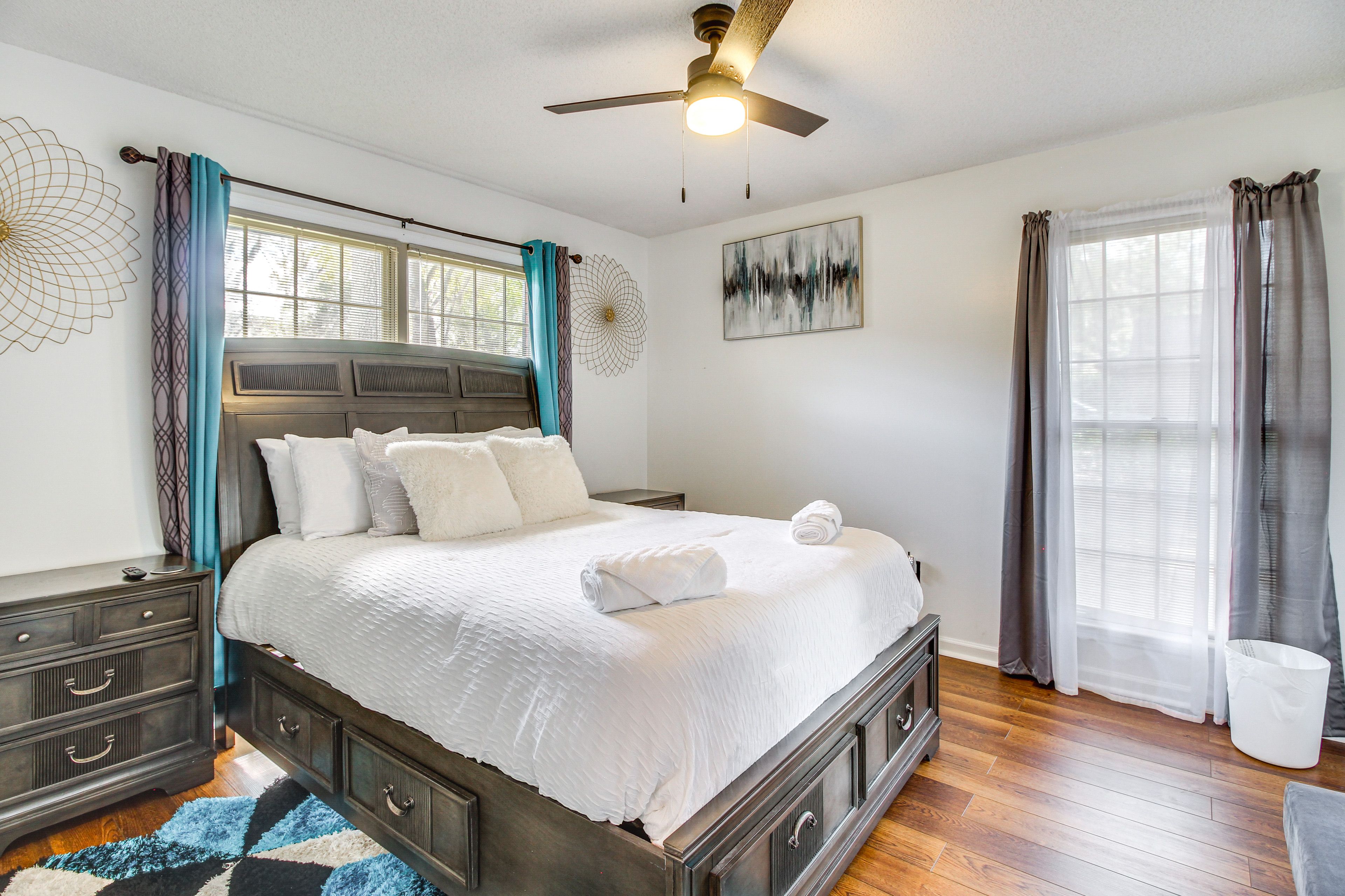 Bedroom 2 | Queen Bed | Smart TV