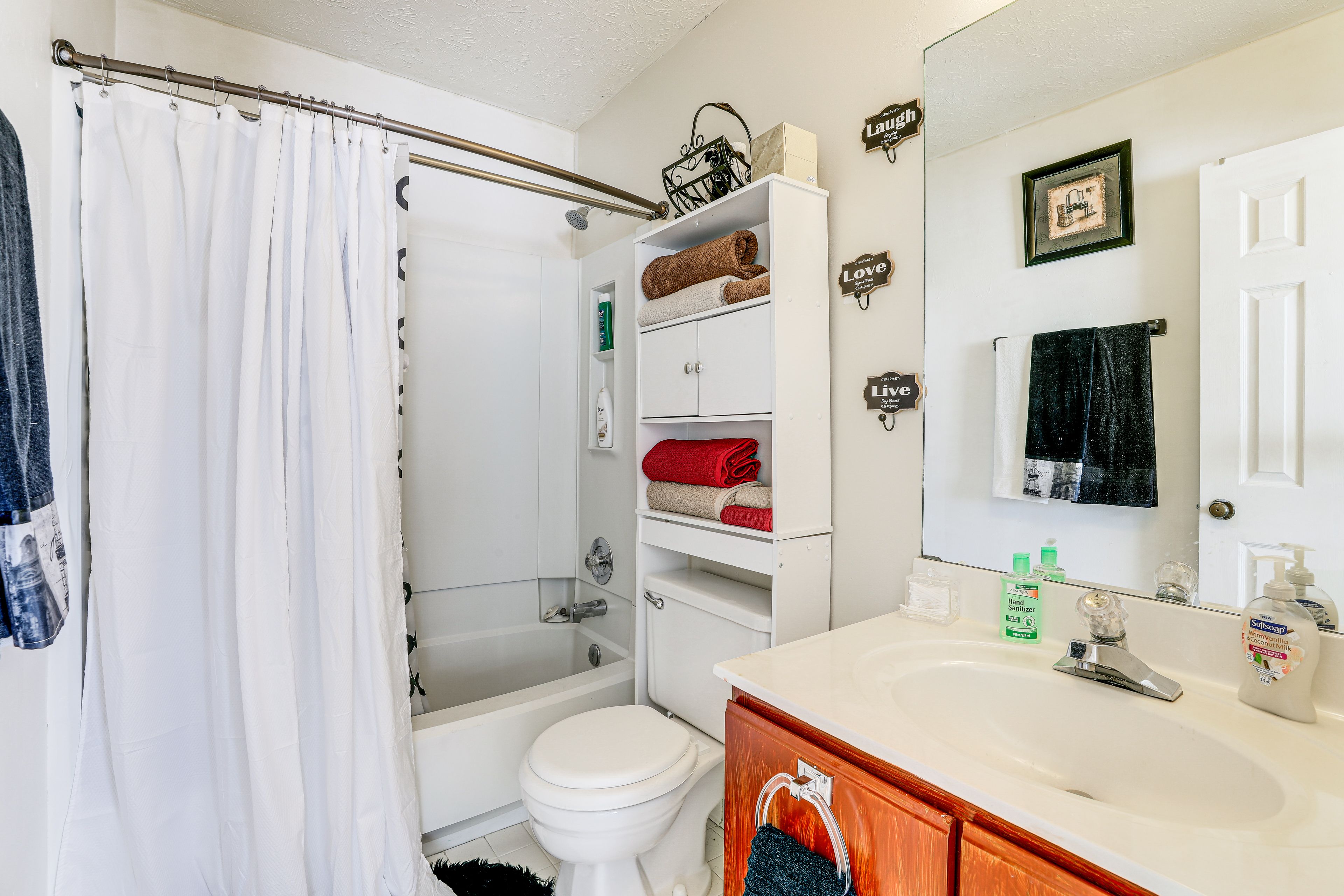 Full Bathroom | 2nd Floor | Towels Provided | Complimentary Toiletries