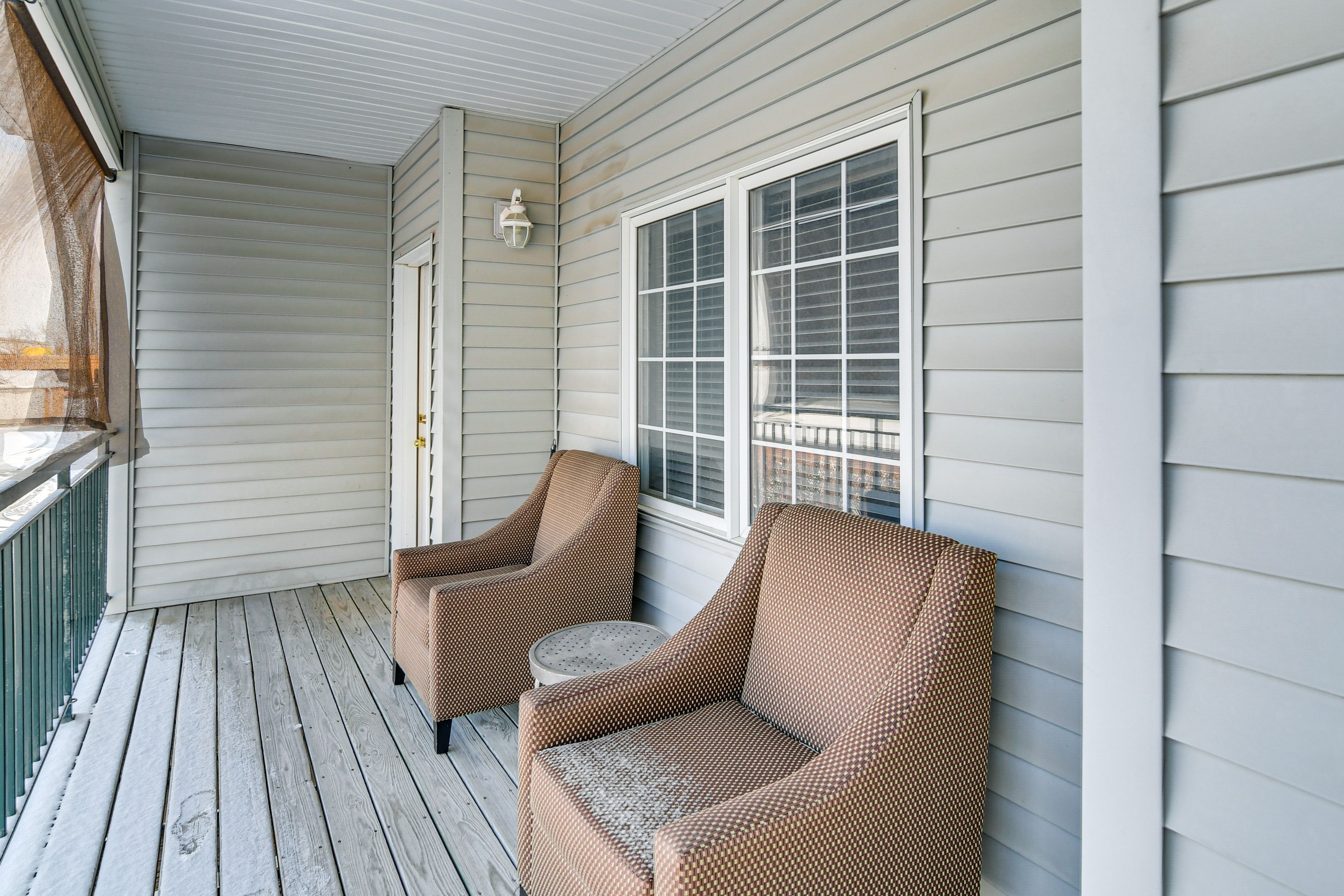 Private Balcony w/ Seating