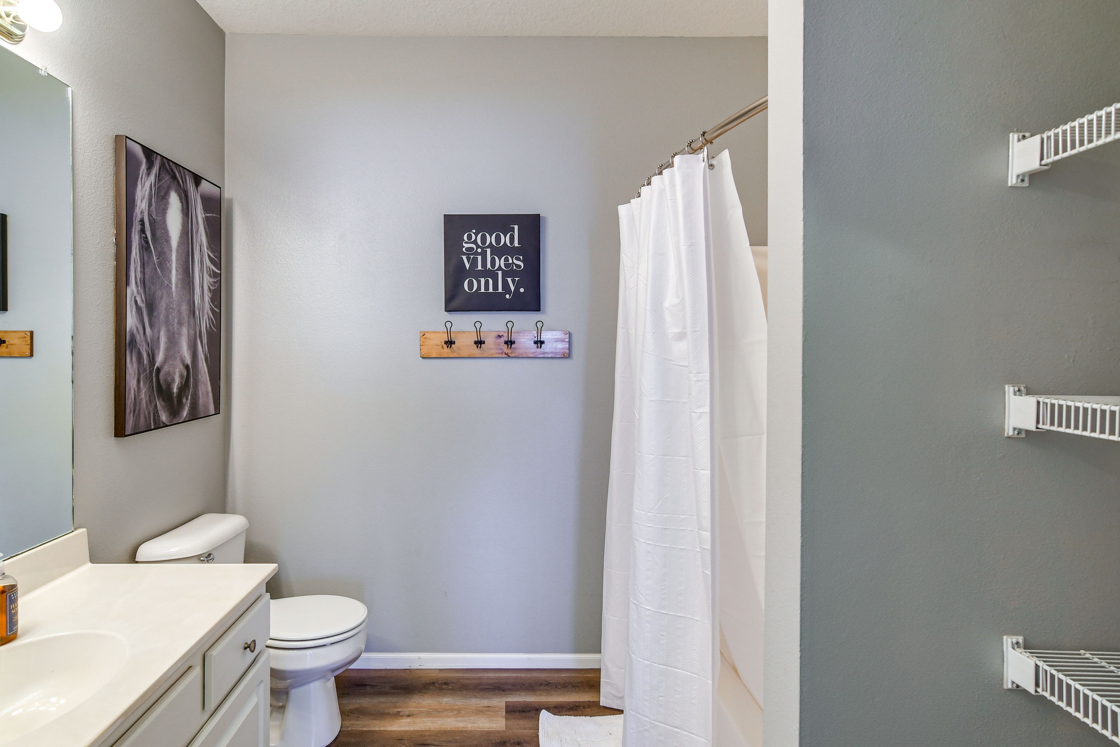 Full Bathroom | Complimentary Toiletries