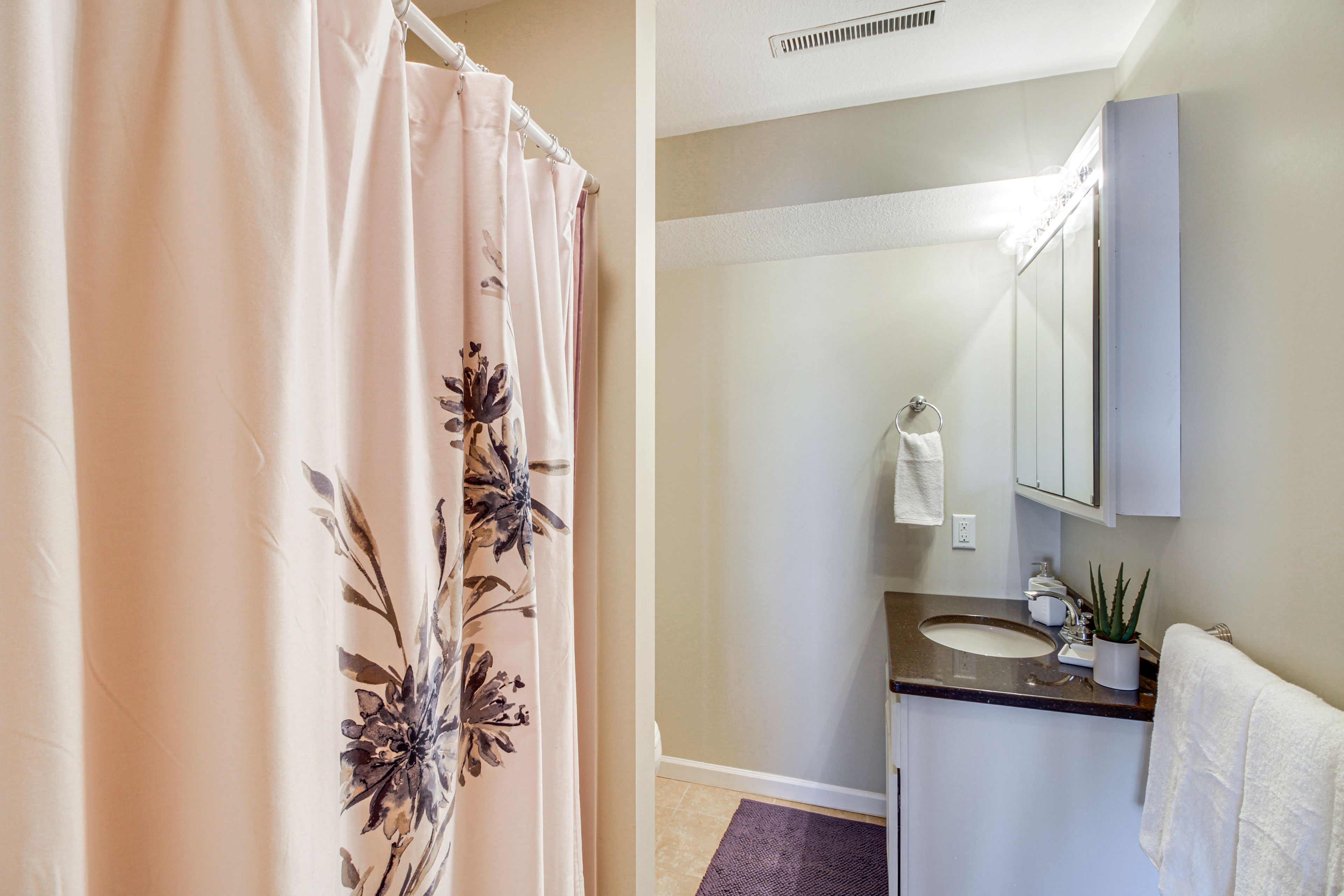 Full Bathroom | Complimentary Toiletries