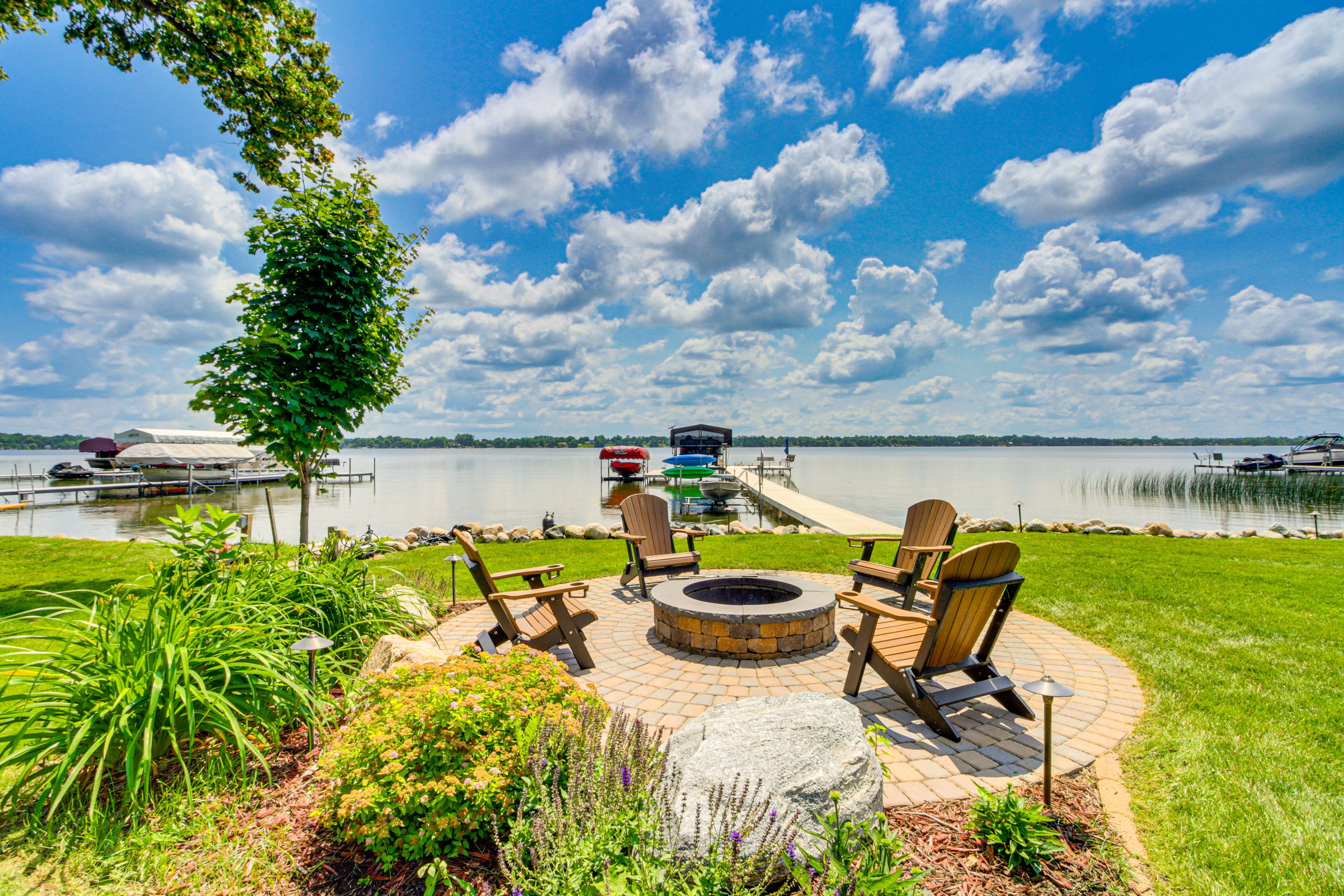 Lake Darling On-Site | Shared Backyard & Boat Dock