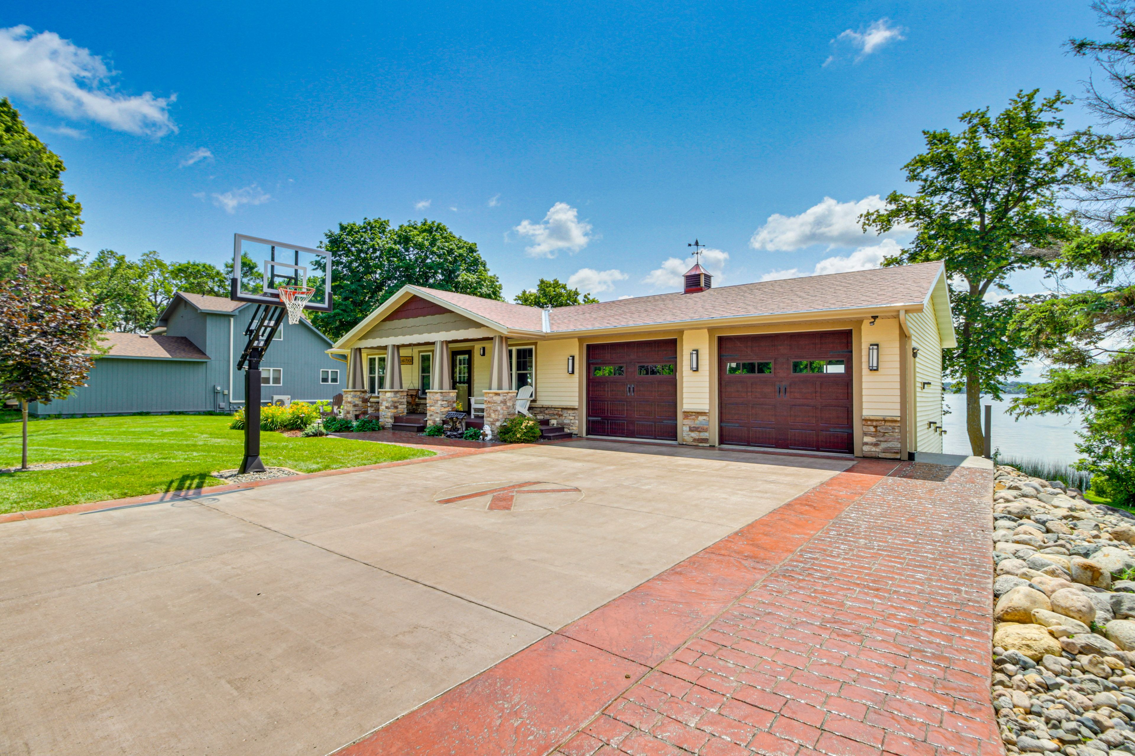 Parking | Right Garage (1 Vehicle) | Right Side Driveway (1 Vehicle)