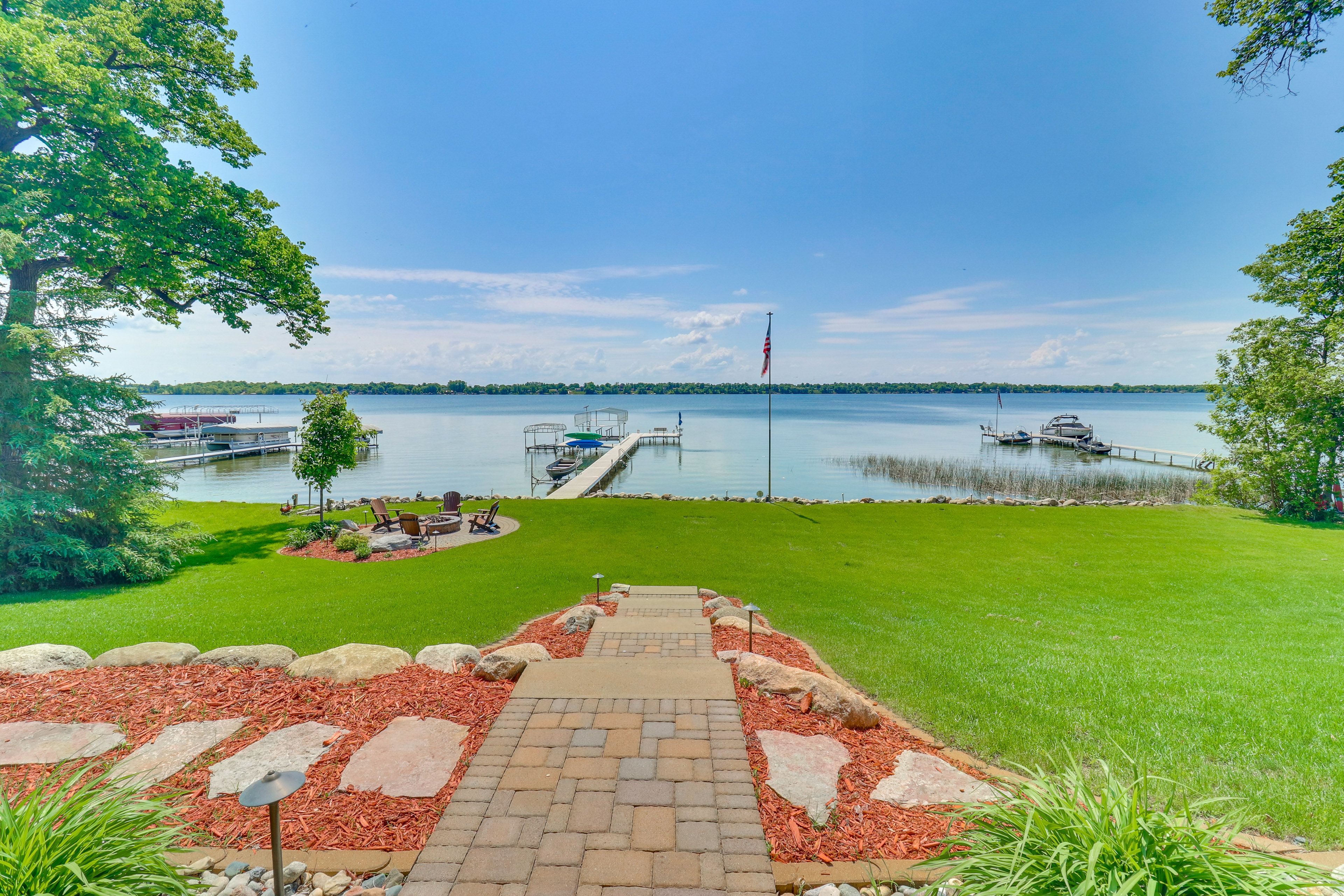 Lakefront Yard (Unfenced) | Wood-Burning Fire Pit