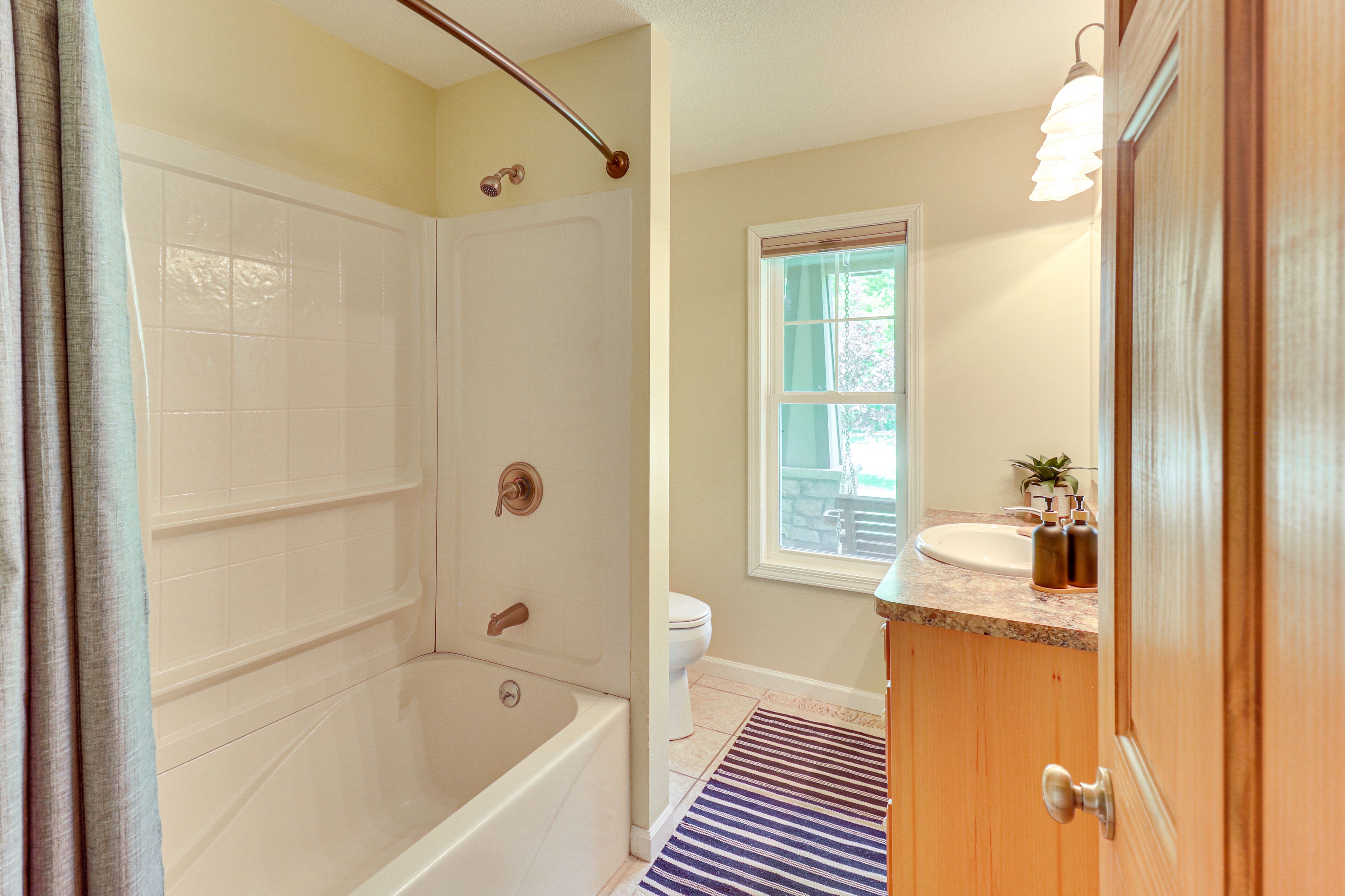 Full Bathroom | Towels Provided | Main Level