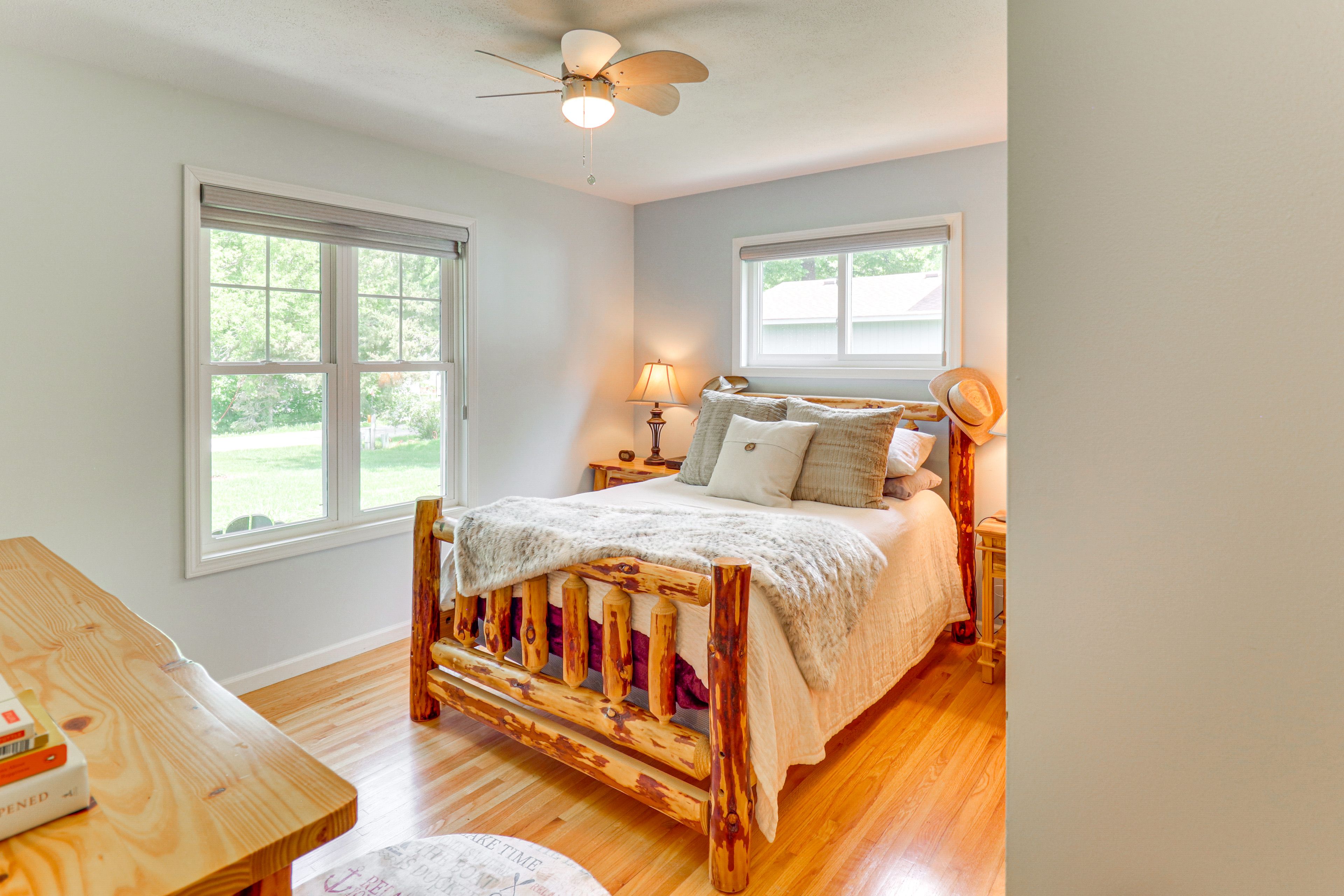 Bedroom 1 | Full Bed | Linens Provided | Smart TV | Main Level