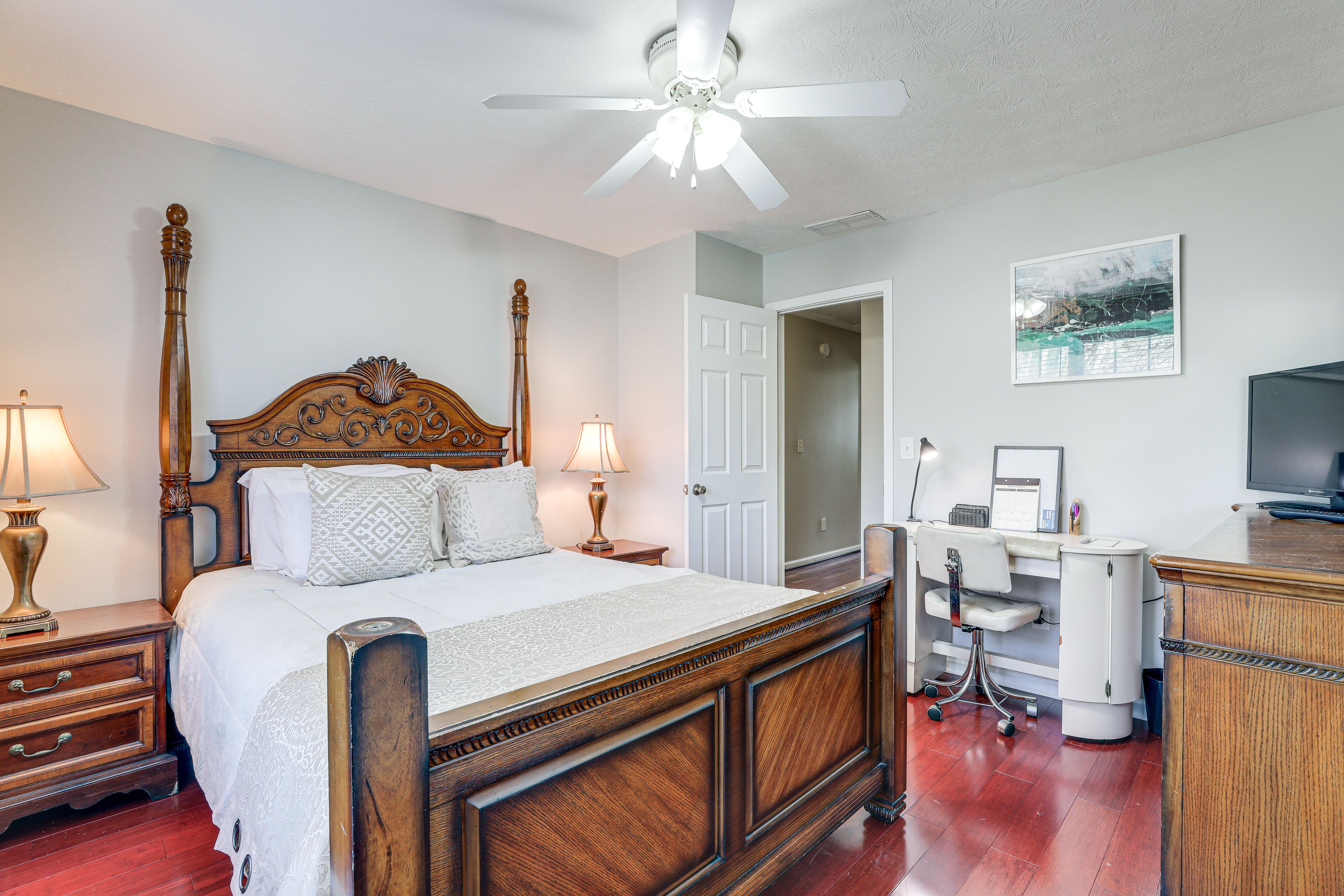 Bedroom 4 | 2nd Floor | Queen Bed | Smart TV | Desk Workspace