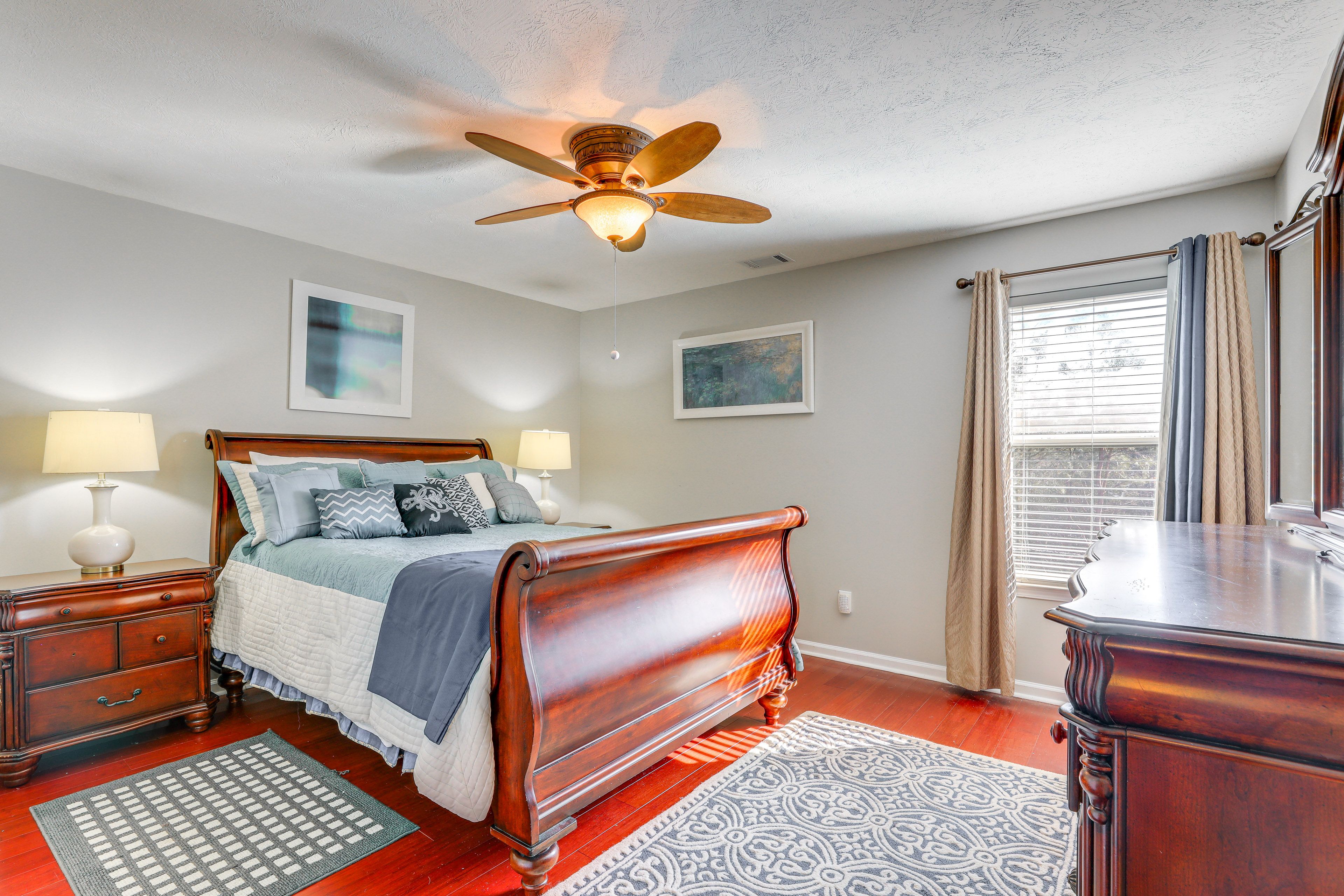Bedroom 2 | 2nd Floor | Queen Bed | Smart TV | Linens Provided