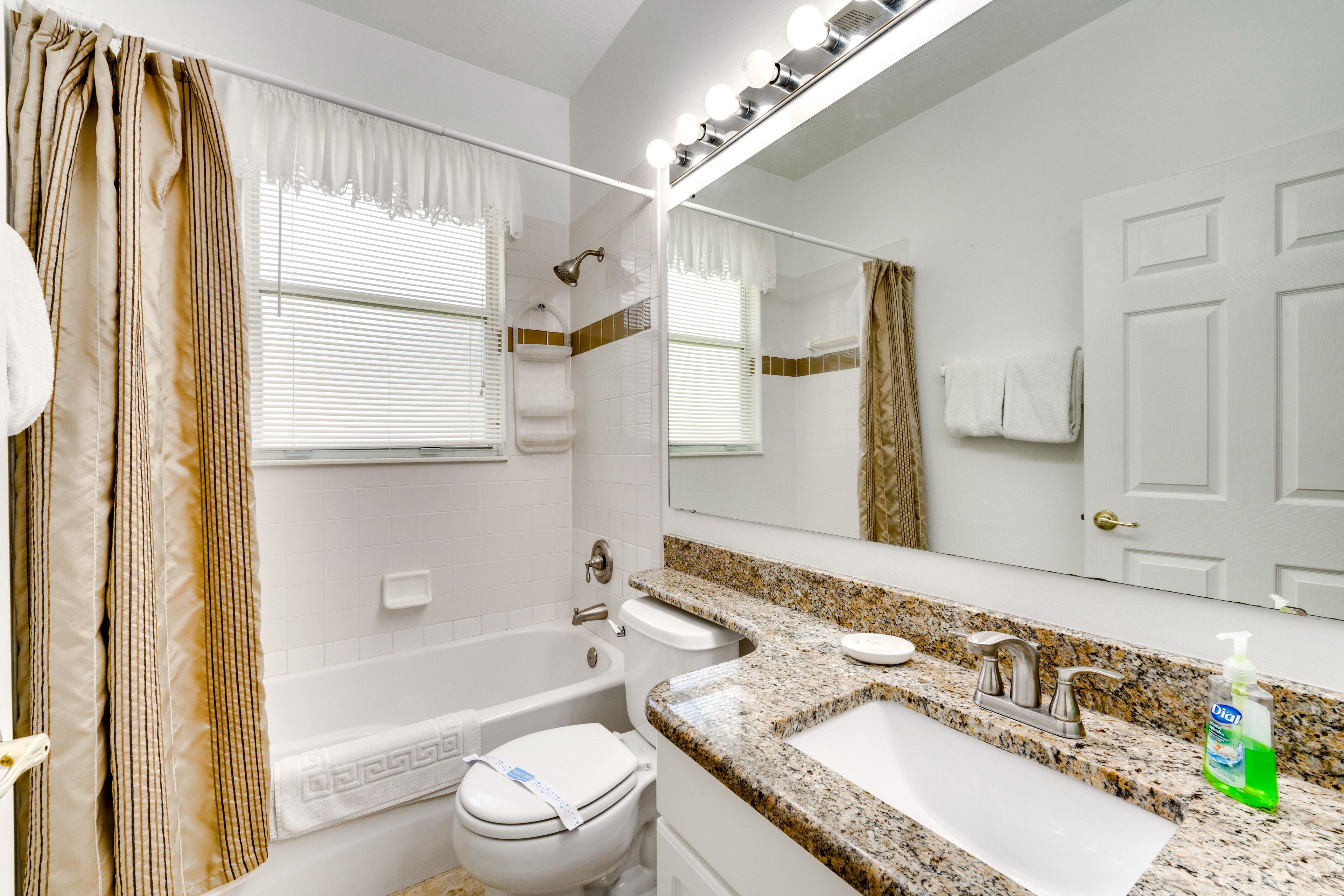 Full Bathroom | Towels Provided