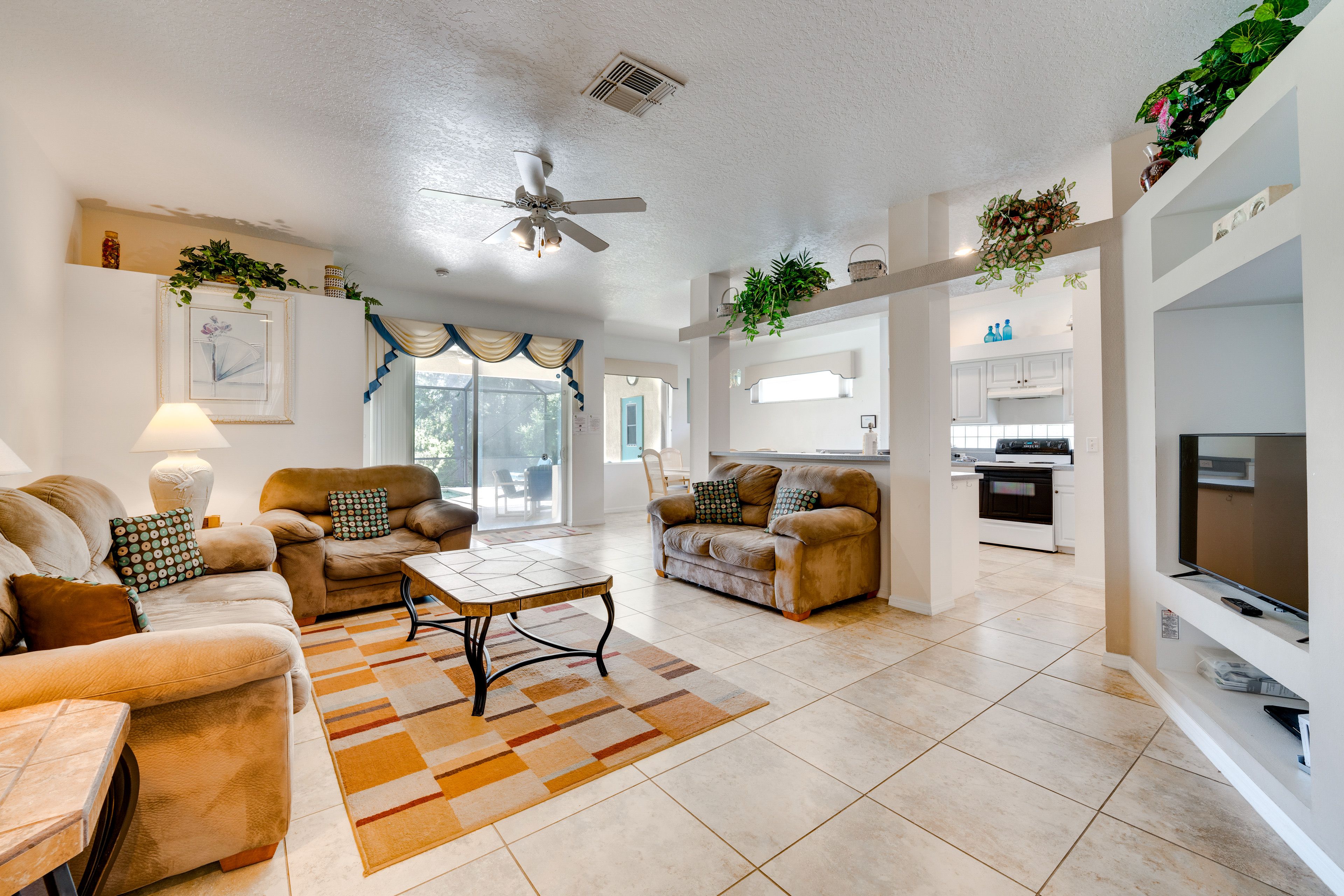 Living Room | Central A/C | Smart TV | Free WiFi
