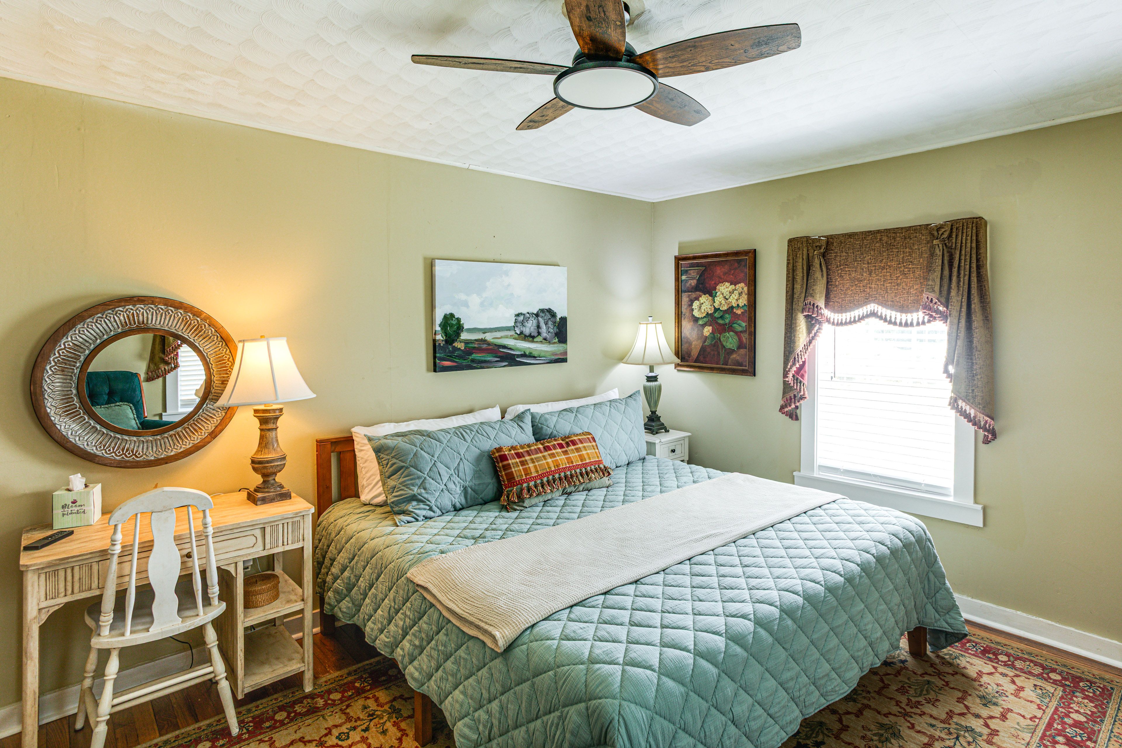Bedroom 2 | King Bed | Desk