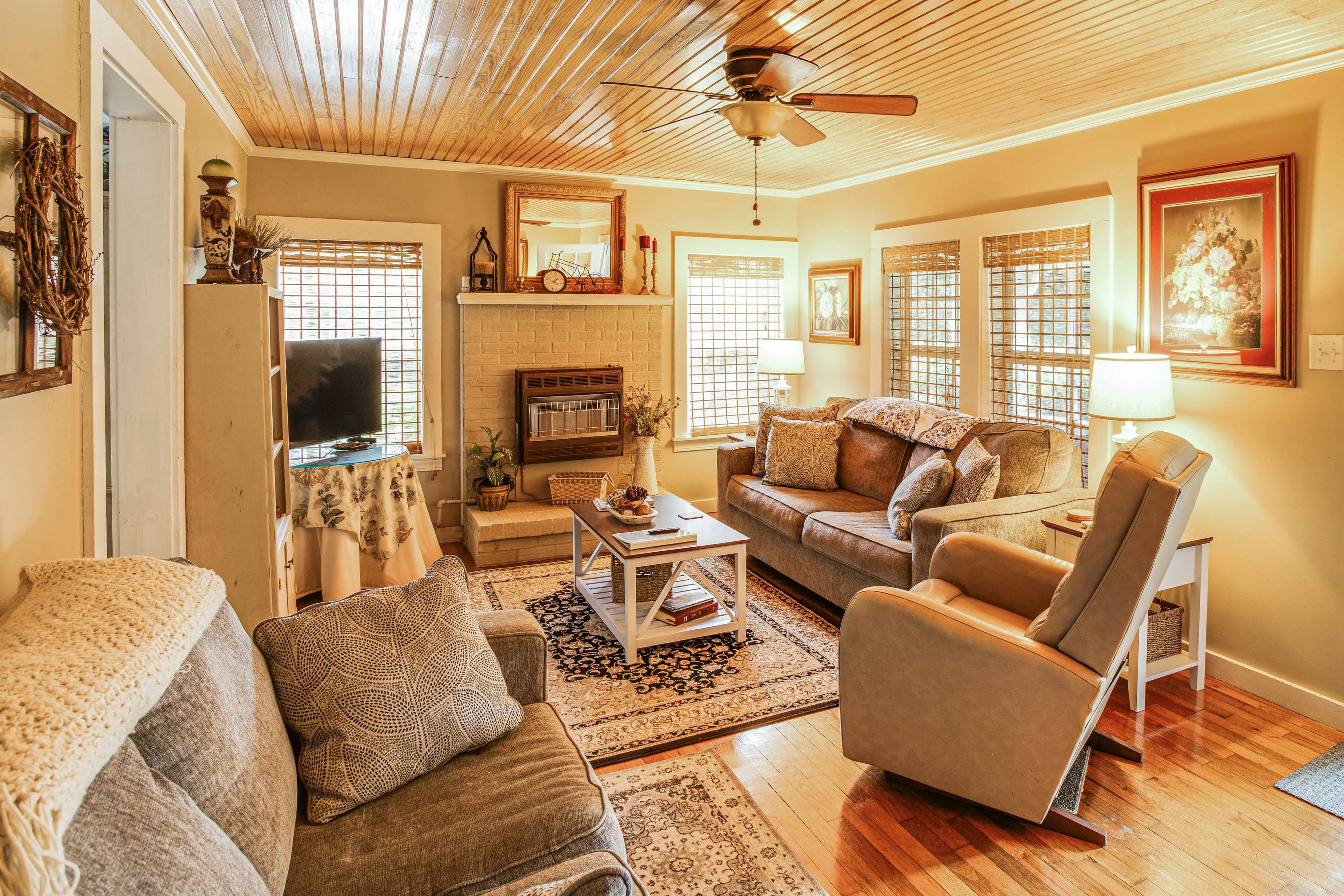 Living Room | Central Heating & A/C | Smart TV
