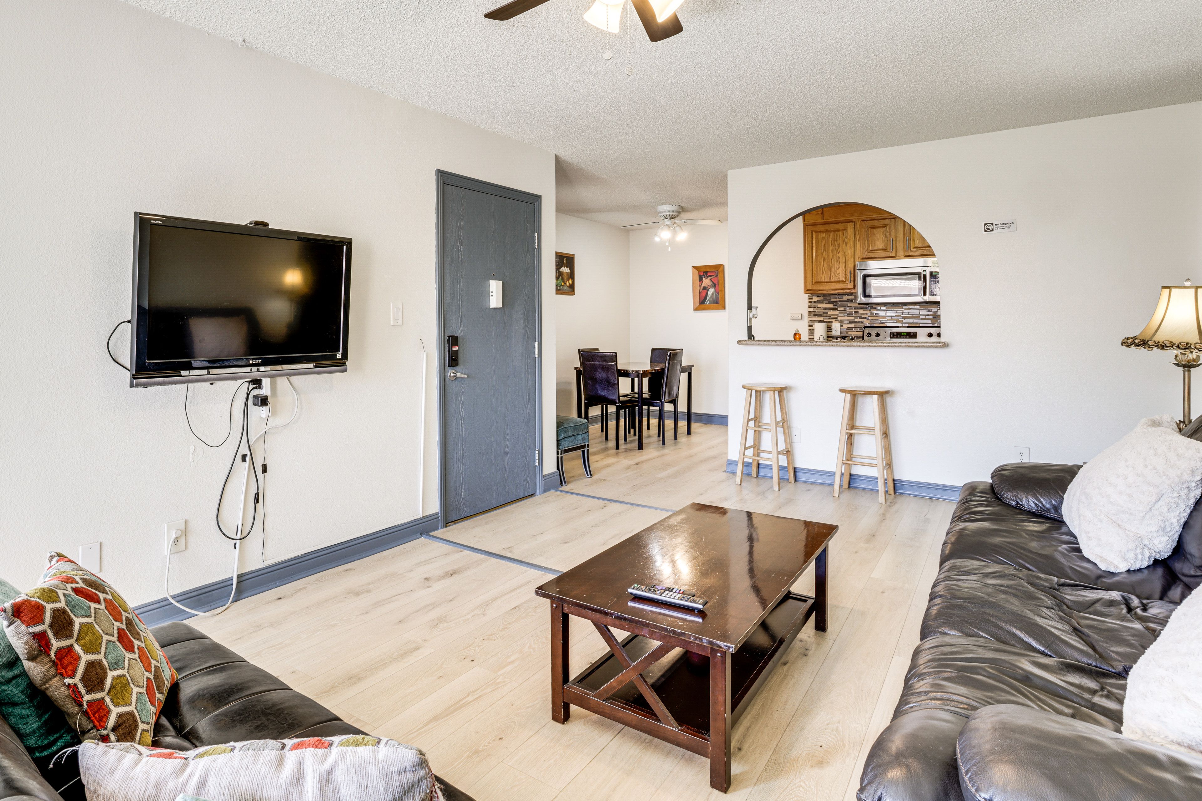 Living Room | Free WiFi | Central A/C & Heat | Smart TV